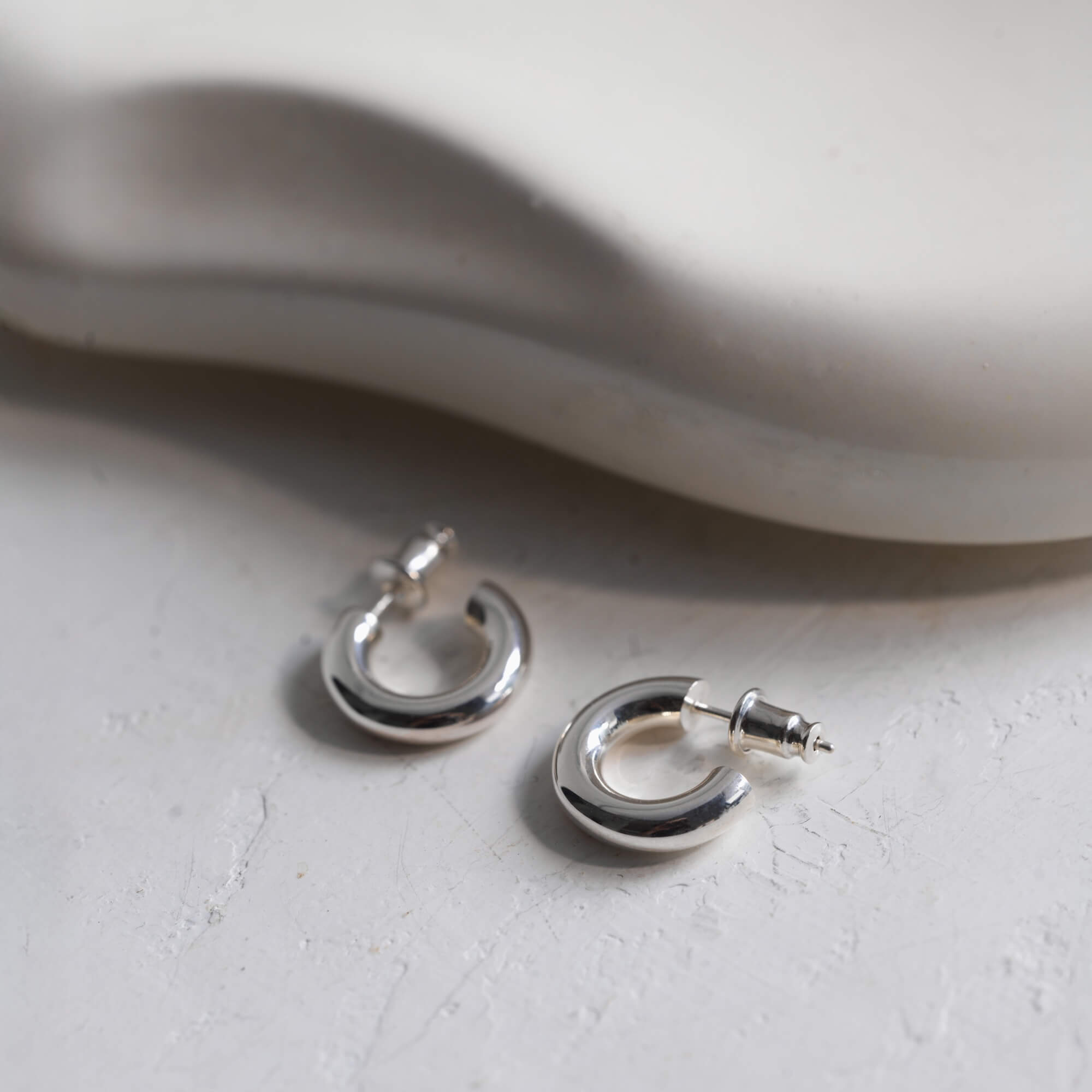 オーバルフープピアス S シルバー ペア | つけっぱなしOKな中折れ式の縦長フープピアス