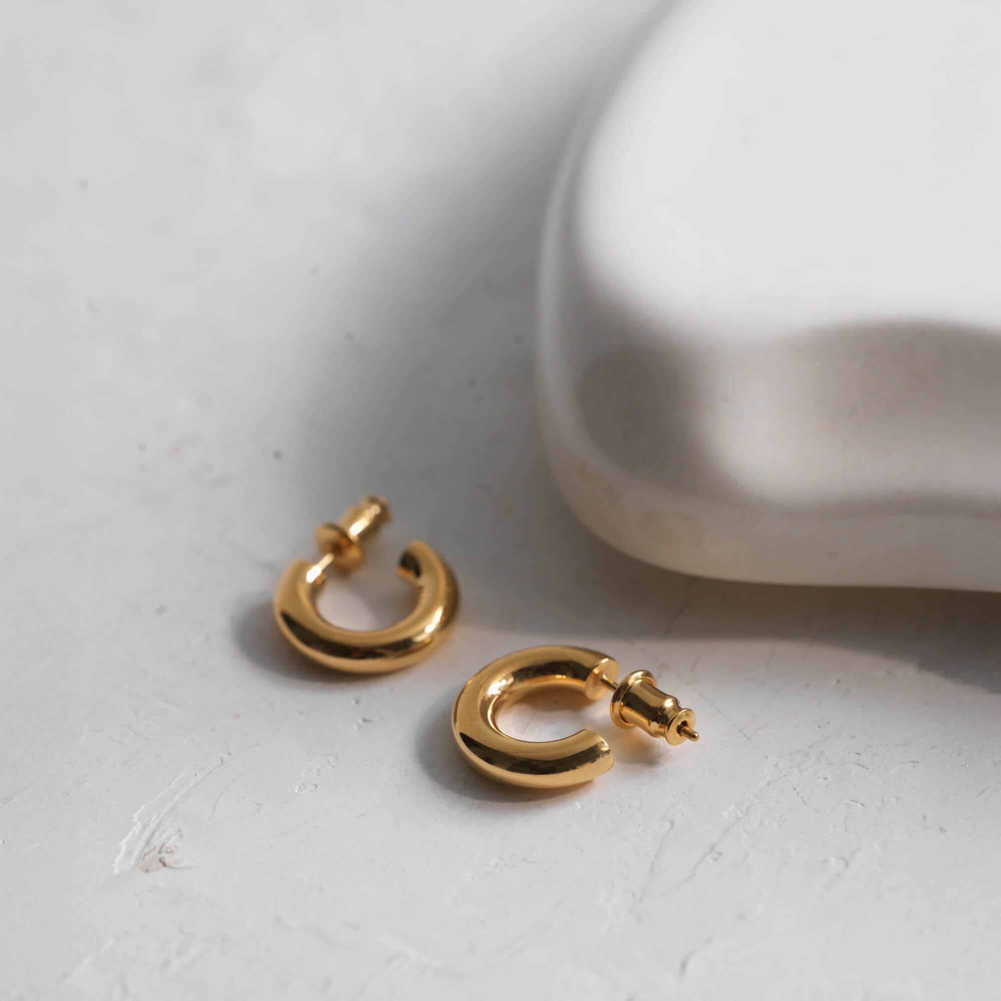 オーバルフープピアス S ゴールド ペア | 18Kコーティングの上品な艶めきが魅力のオーバルピアス