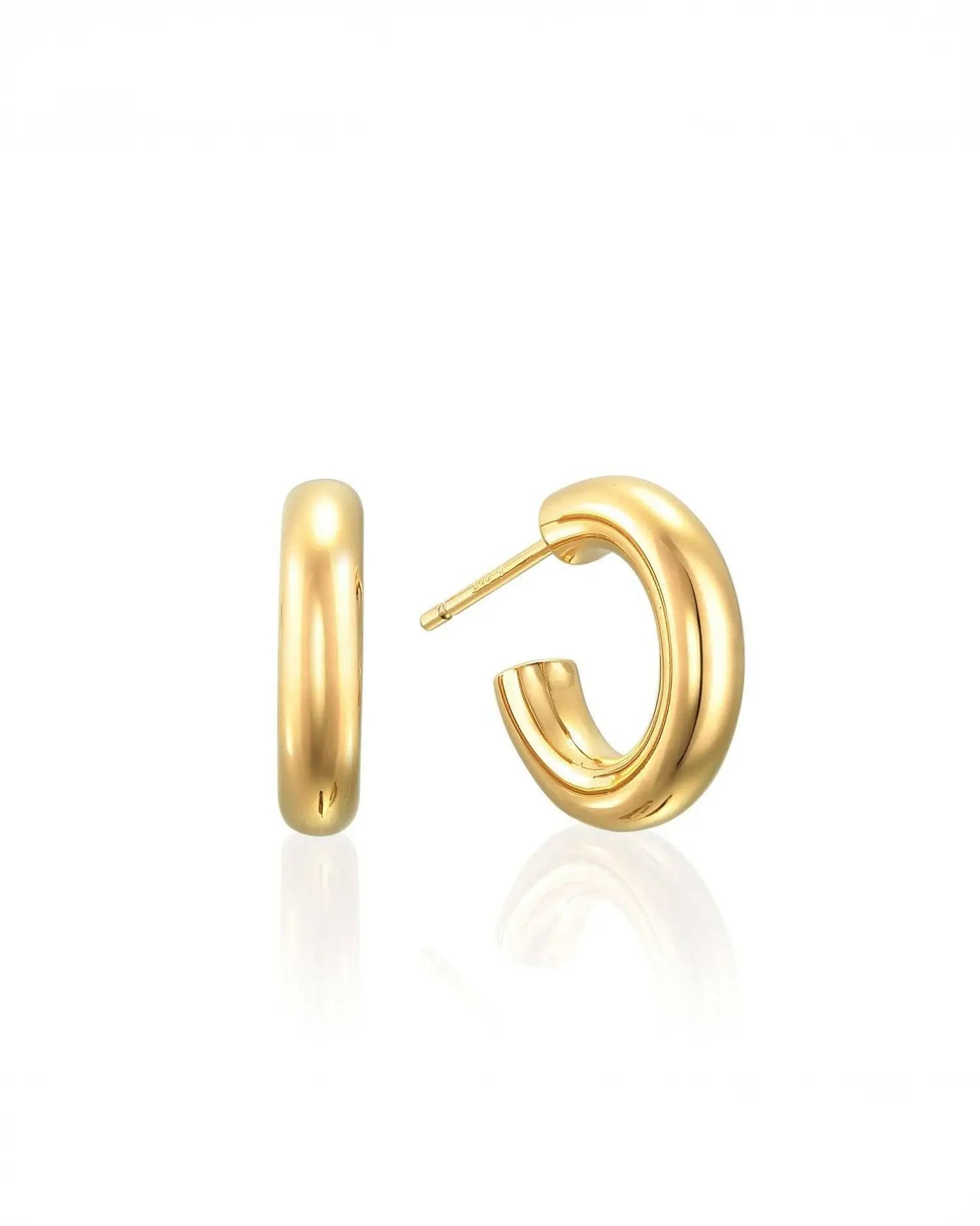 小さめオーバルフープピアス S(ゴールド)の正面白背景画像。丸いフープにはない洗練されたシルエットで、スタイルアップ効果が期待できる楕円型ピアス。