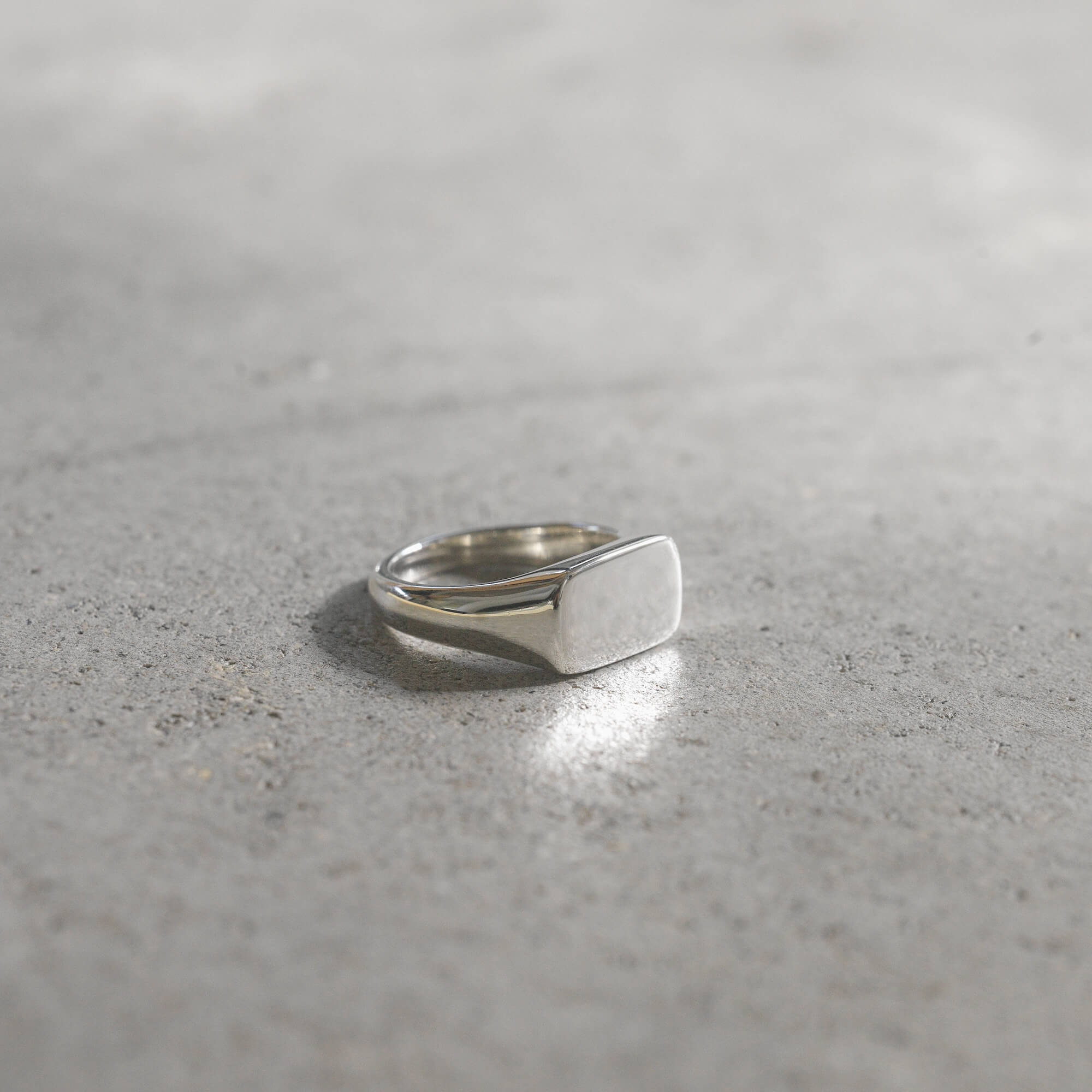 シルバー925製オーバルリング。おしゃれでシンプルな指輪。人差し指に映える上品なフォルムが人気のユニセックスデザイン。
