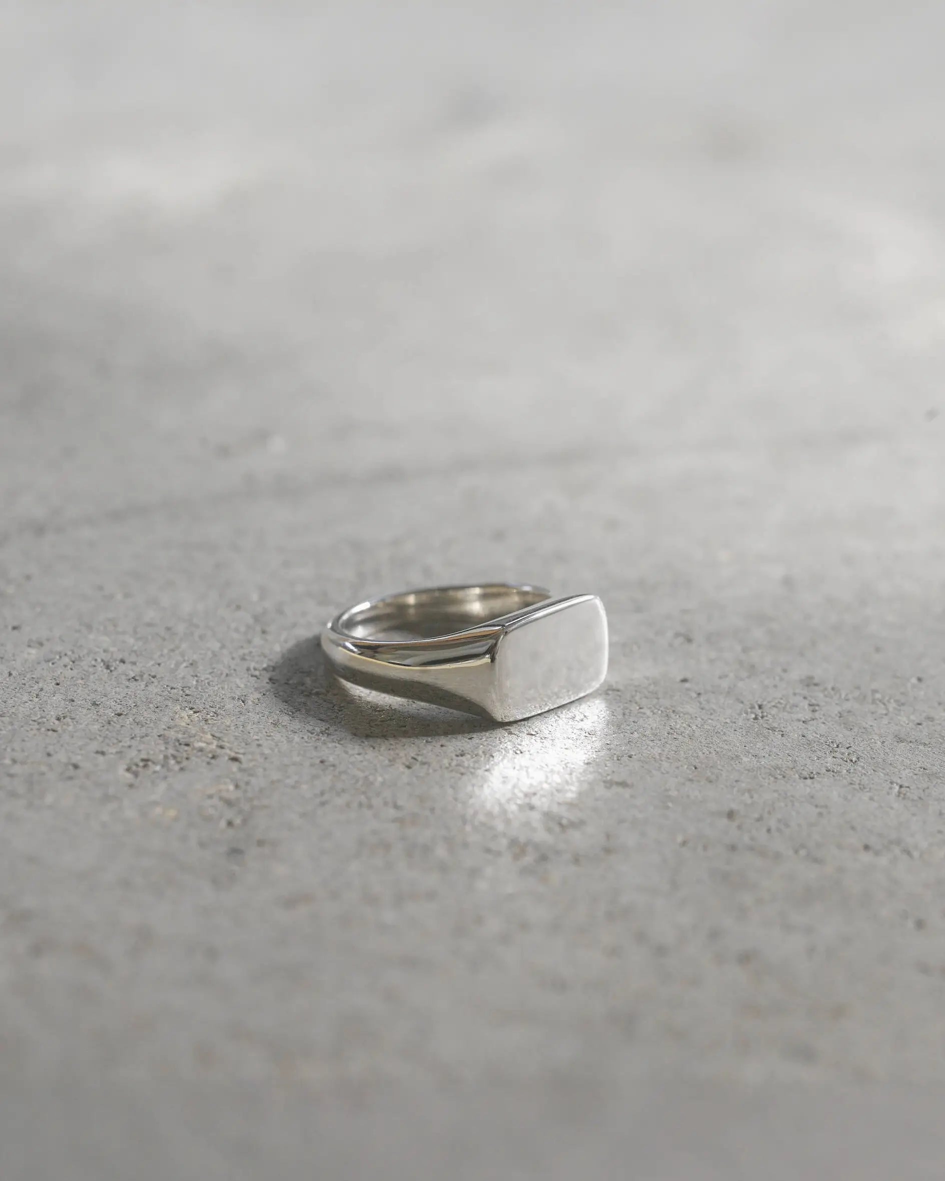 オーバルリング シルバー925 置き画 | クラシックな印台リングをモダンに再構築した滑らかなデザイン