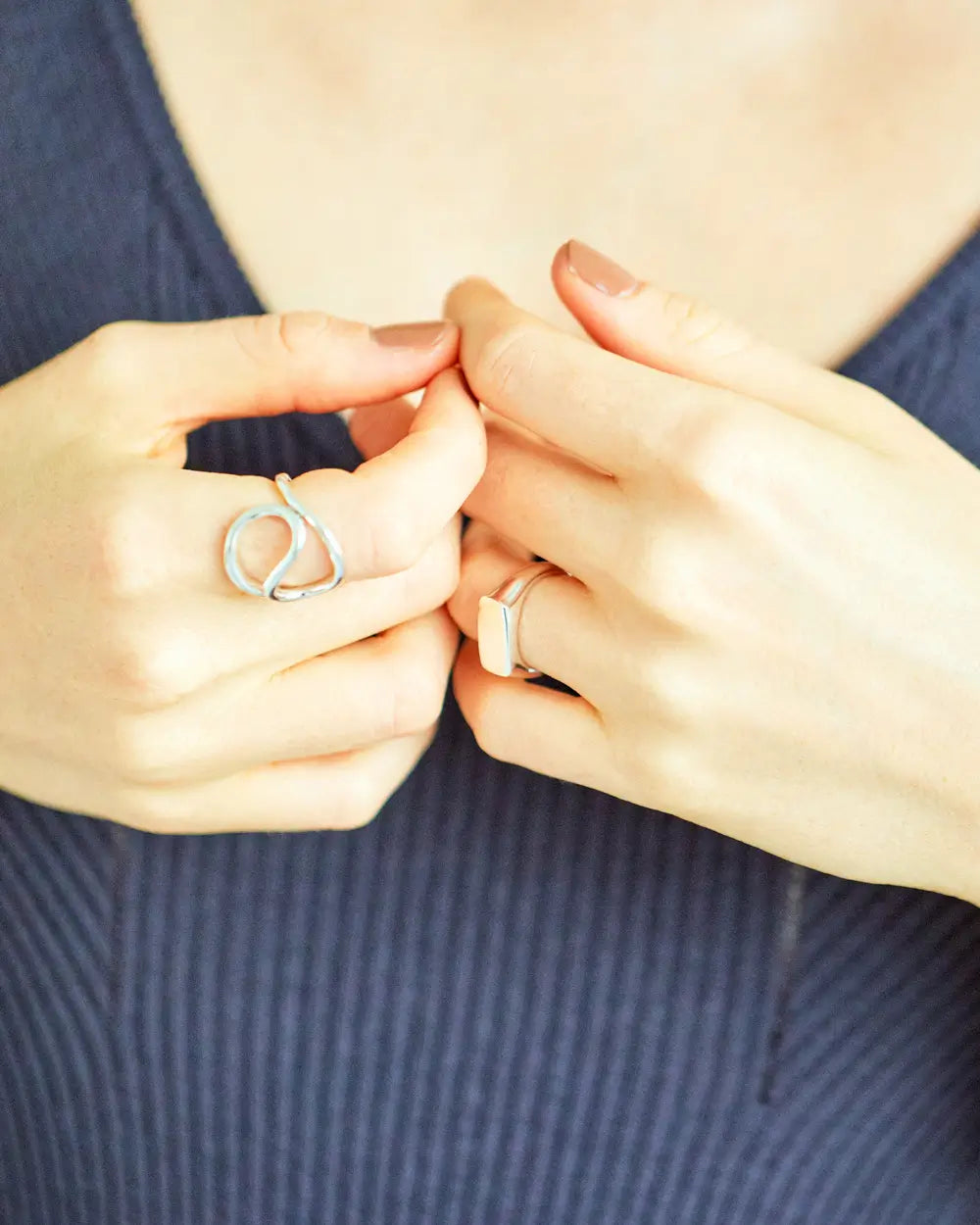 オーバルリング シルバー コーディネート | つけっぱなしにも最適なシンプルで彫刻的なフォルム