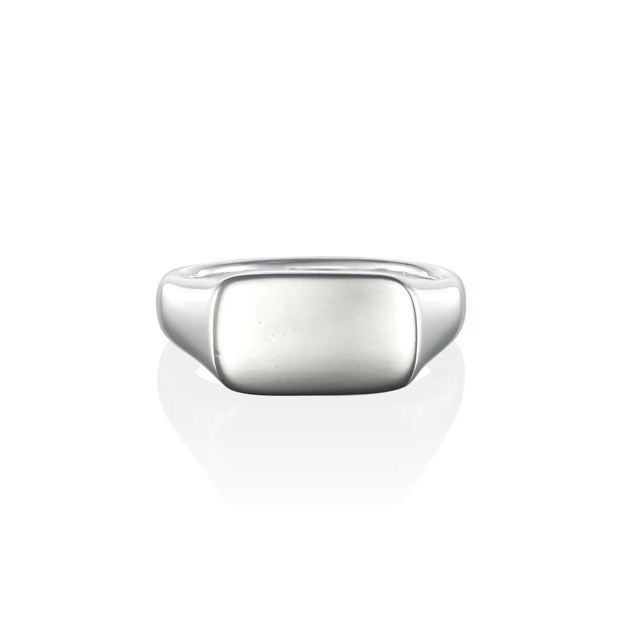 オーバルリング シルバー925 手元 | 鏡面仕上げの滑らかなオーバルシェイプ