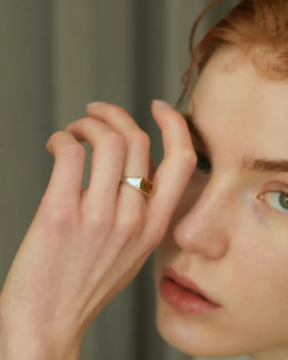 オーバルリング バイカラー 着用画像 | ゴールドとシルバーのコントラストが際立つ人差し指リング