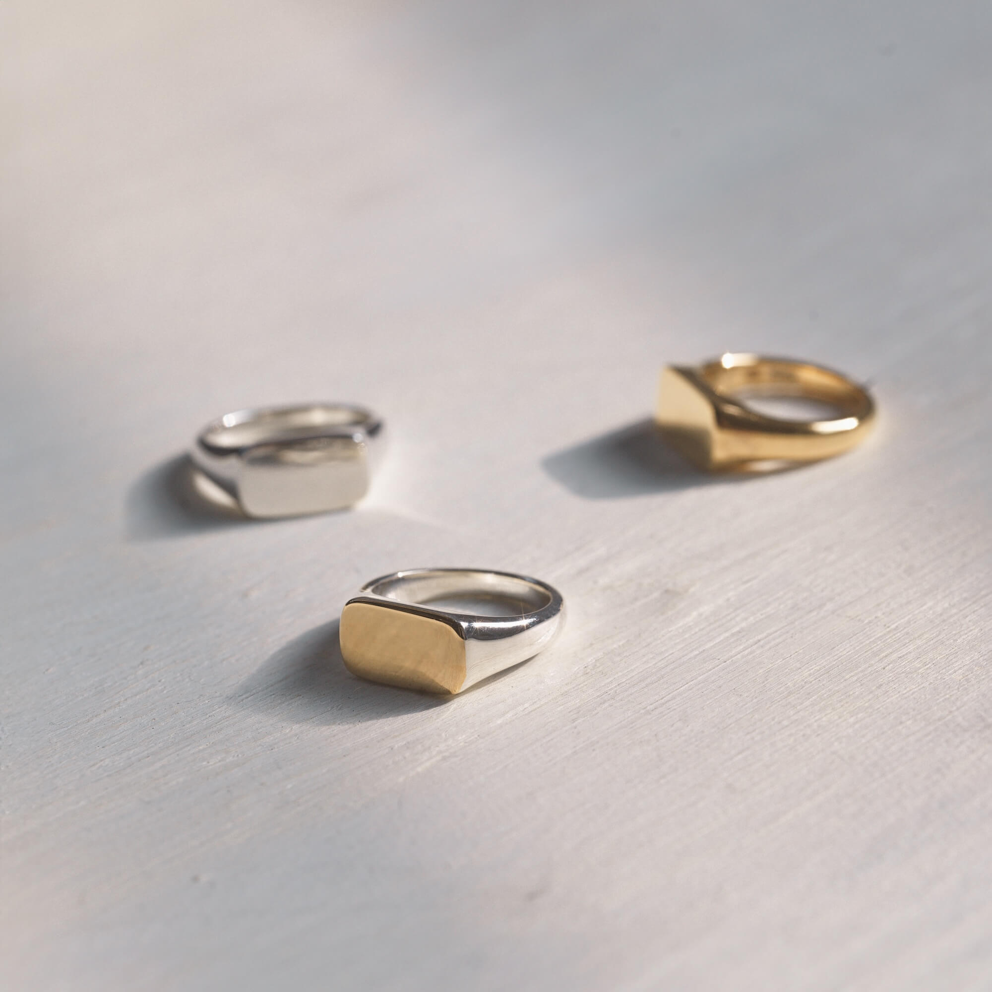 オーバルリング バイカラー 置き画 | 複数のリングと組み合わせやすいユニセックスなフォルム