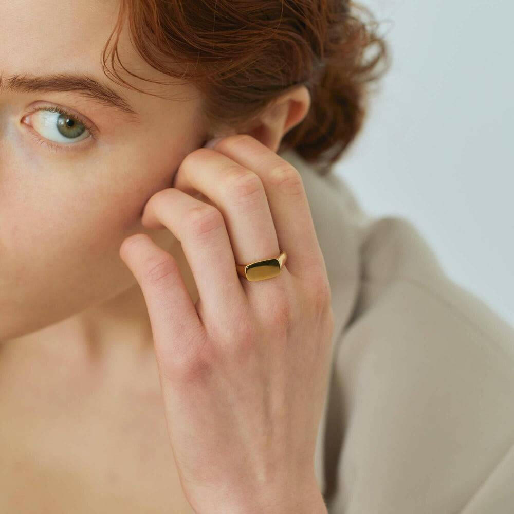 18金K18コーティングのオーバルリング。おしゃれで上品なゴールドカラーが人差し指に映える人気のユニセックス指輪。