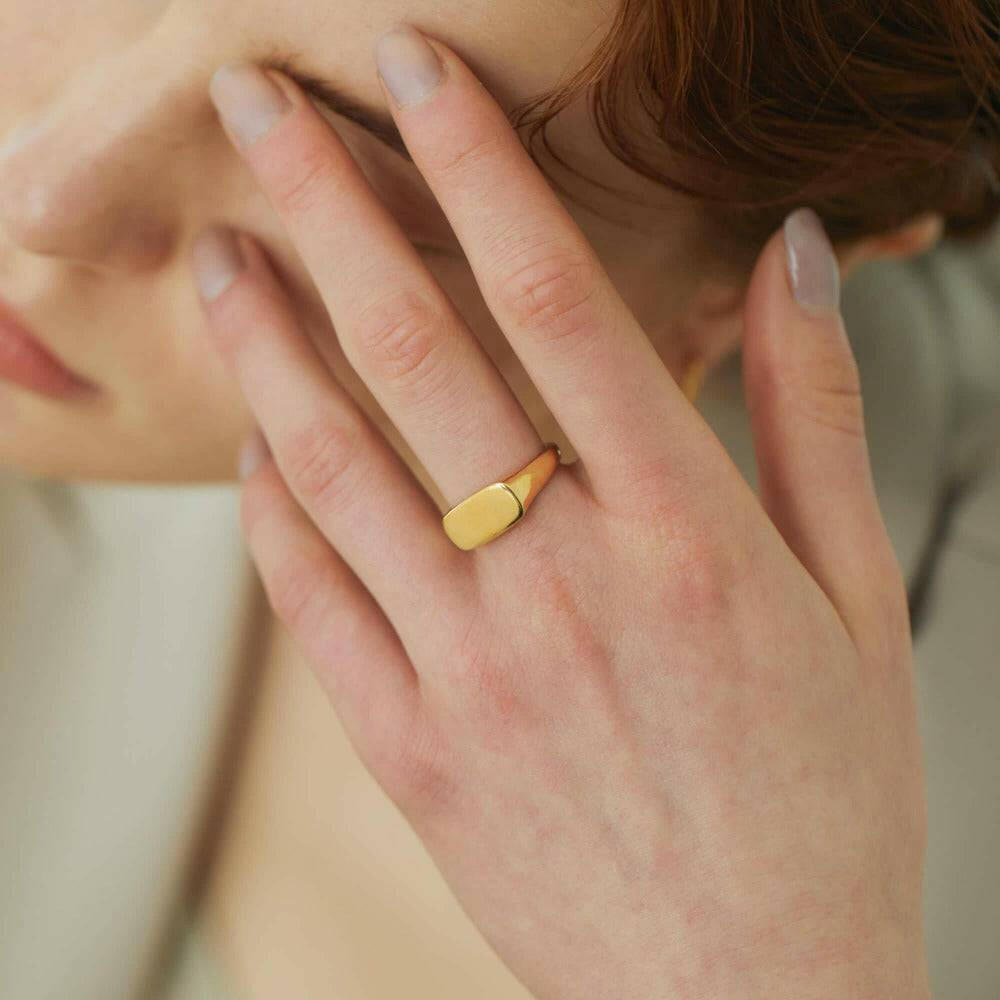 シルバー925素材にK18コーティングを施したオーバルリング。錆びないつけっぱなしOKのシンプルデザイン。