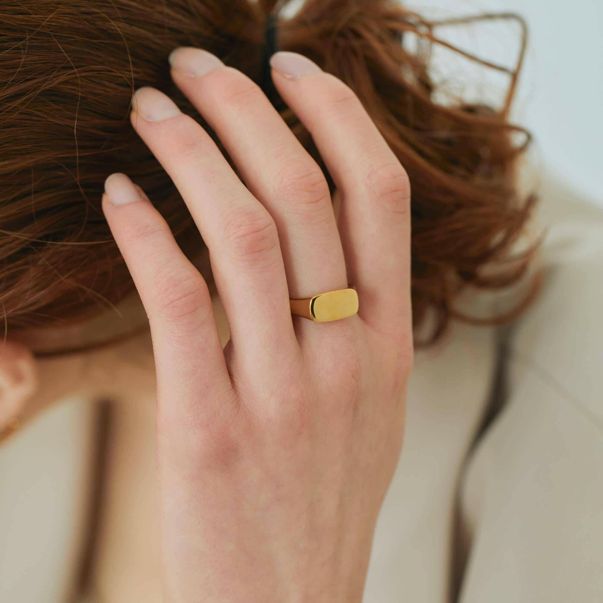 オーバルリング ゴールド 手元 | つけっぱなしにも最適な滑らかなオーバルシェイプ