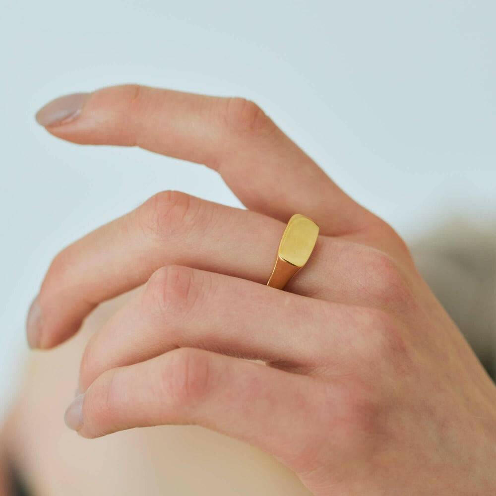 オーバルリング ゴールド 着用 | 7号から15号まで展開するジェンダーレスなデザイン