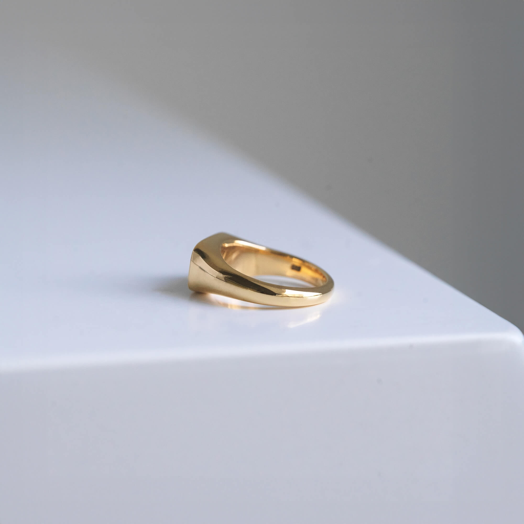 オーバルリング ゴールド 側面 | クラシックな印台リングを再構築したミニマルなフォルム