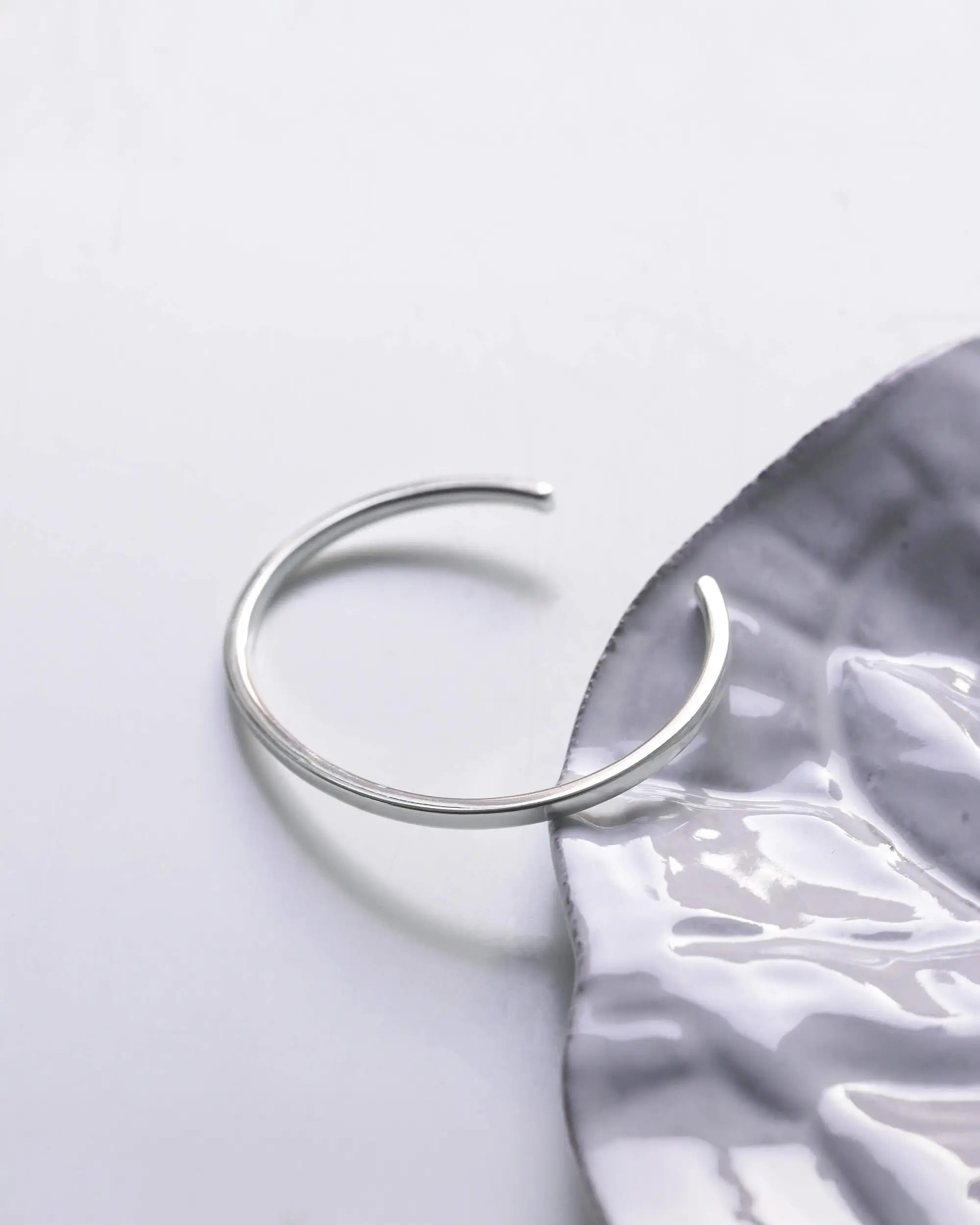 プレーンバングル シルバー925 置き画 | 装飾を削ぎ落としたミニマルなフラットバングル