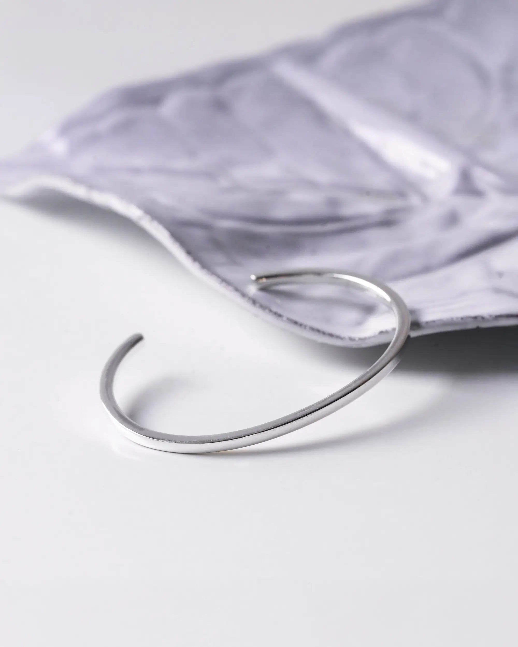 プレーンバングル シルバー925 置き画 | 装飾を削ぎ落としたミニマルなフラットバングル