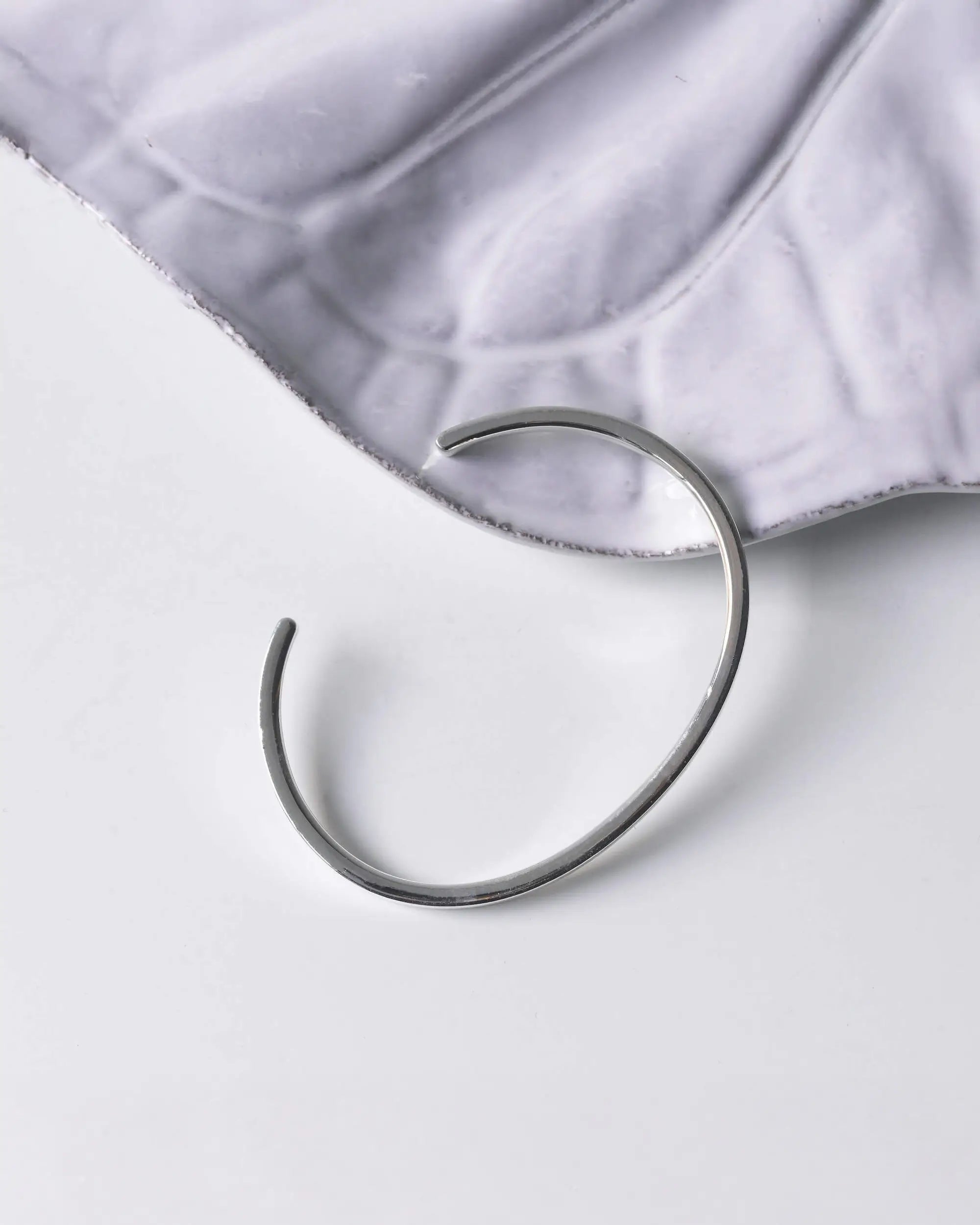 プレーンバングル シルバー925 置き画 | 装飾を削ぎ落としたミニマルなフラットバングル