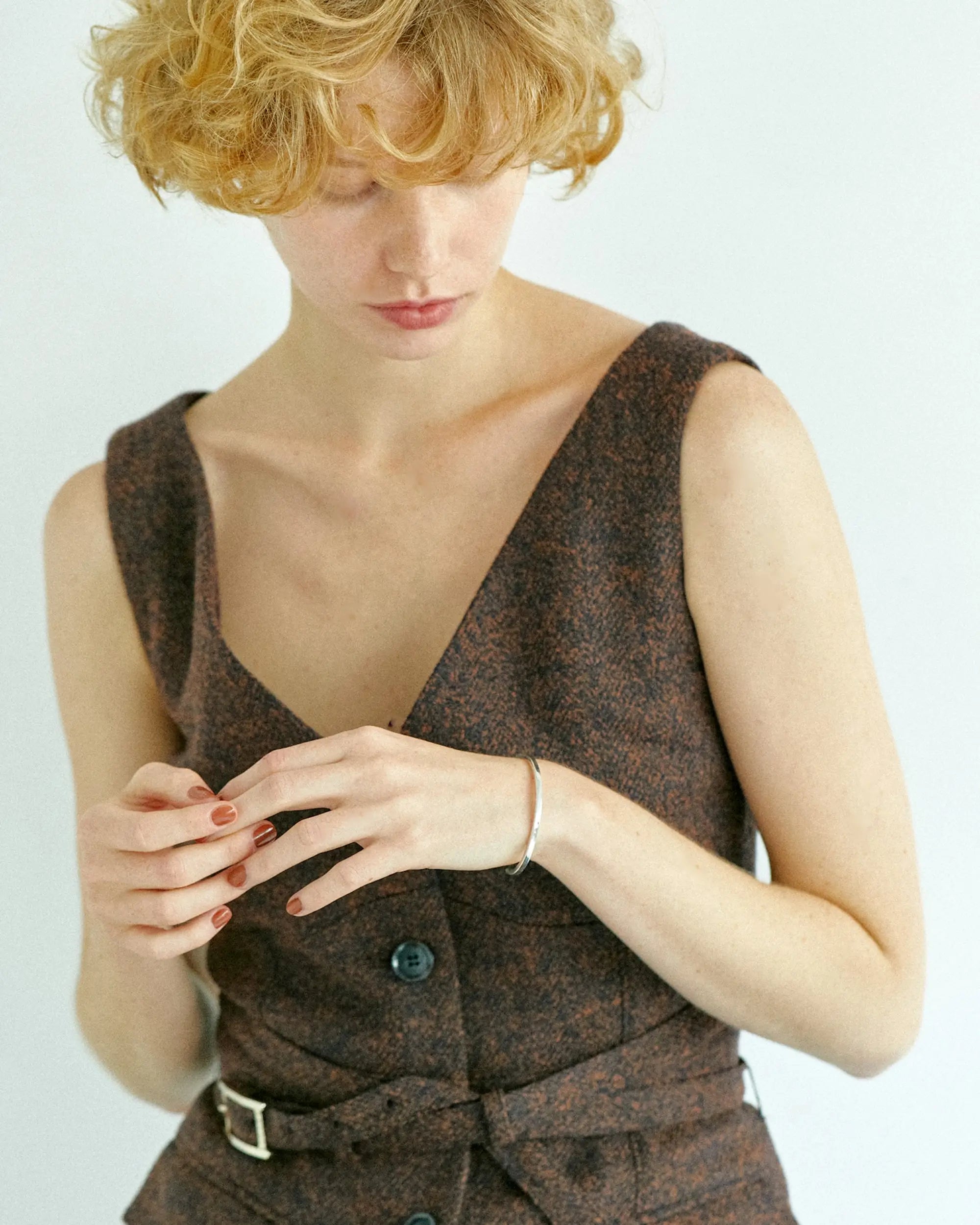 プレーンバングル シルバー 着用画像 | 自然光で輝くシンプルなシルバー925の平打ちバングル