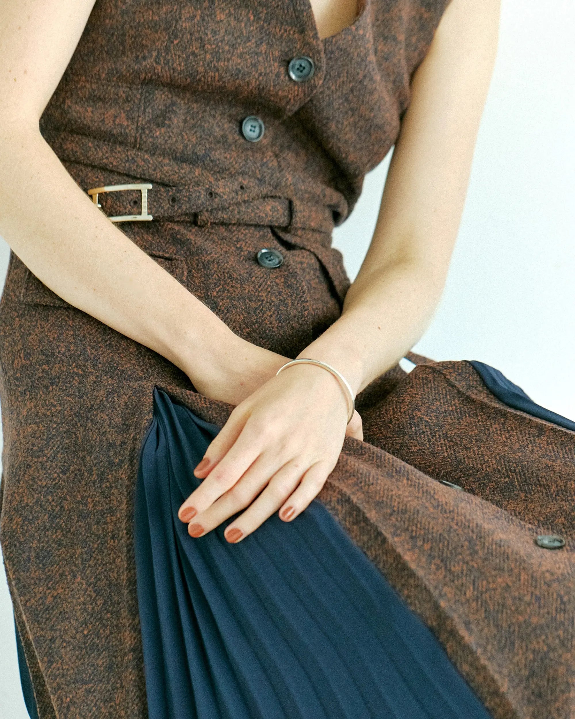 プレーンバングル シルバー 着用画像 | 自然光で輝くシンプルなシルバー925の平打ちバングル