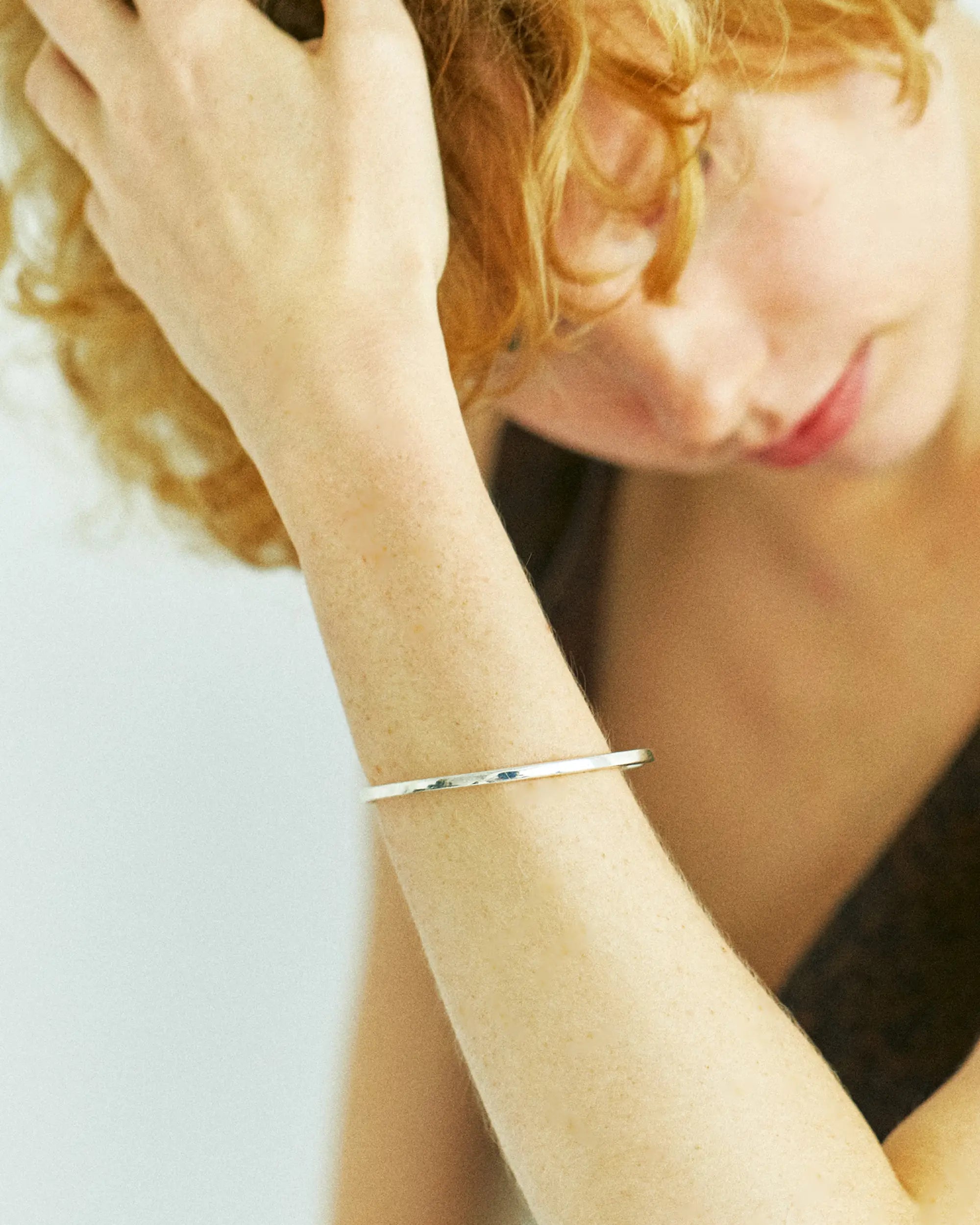 プレーンバングル シルバー アップ | 時計や他のブレスレットとも相性抜群の万能デザイン