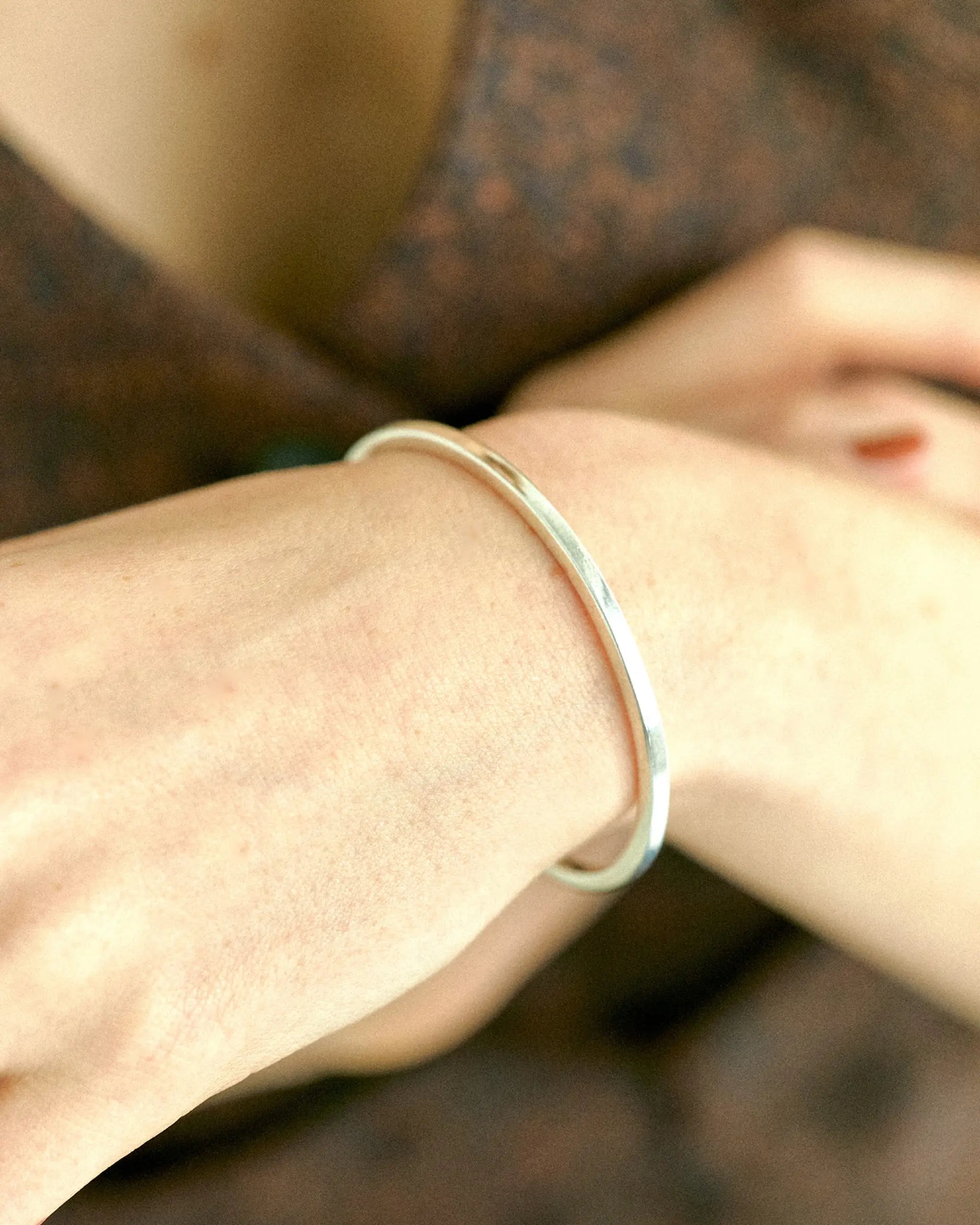 プレーンバングル コーディネート | 手首をスタイリッシュに見せる約5mm幅の程よいボリューム