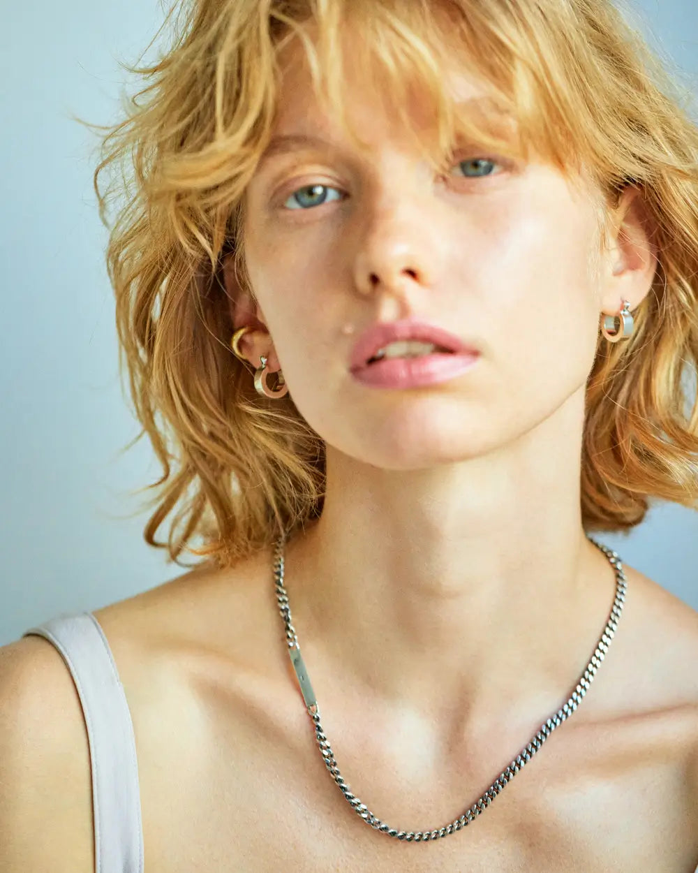 プレートボンズネックレス(シルバー925)着用アップ - 直線的なシルバープレートが放つ洗練されたモダンな印象