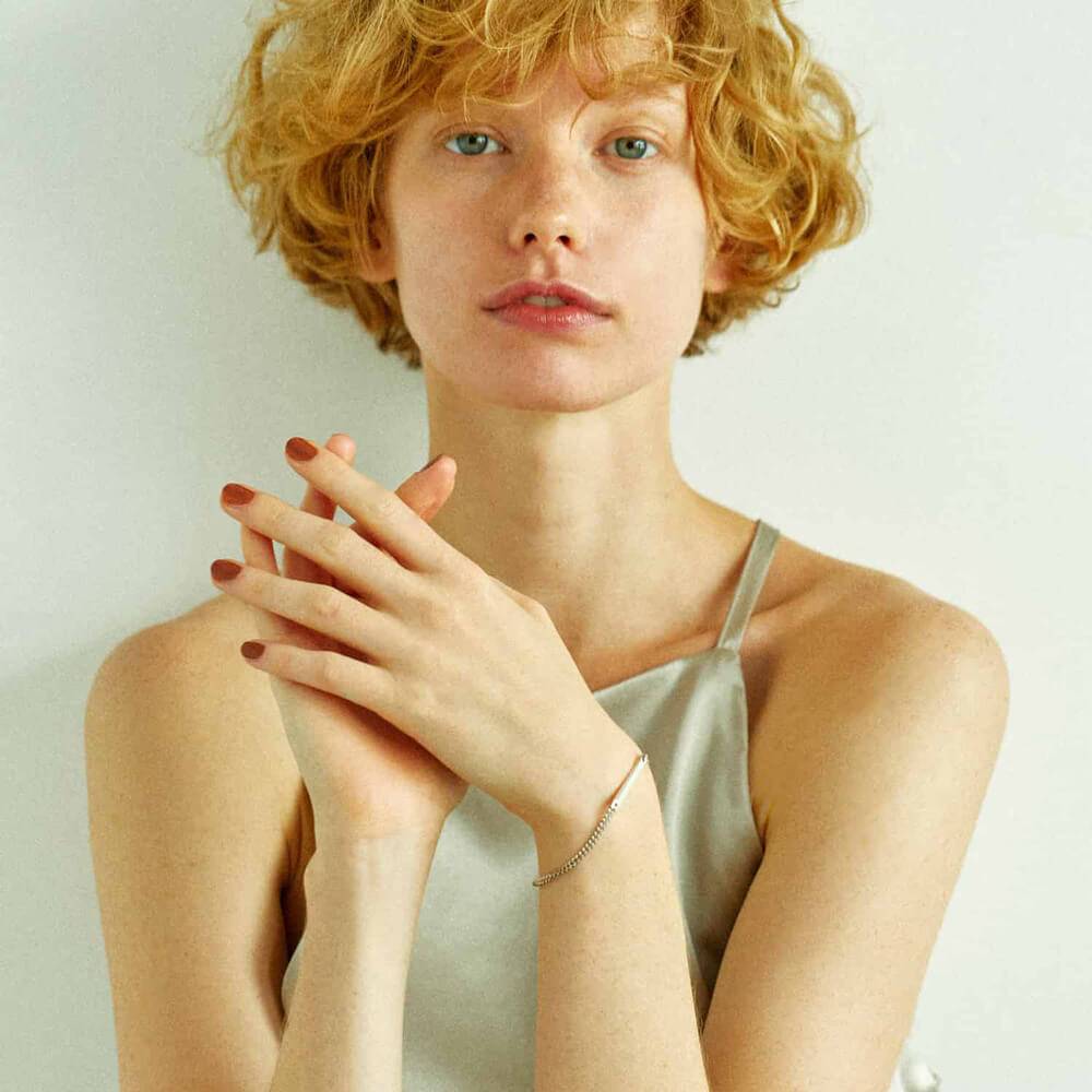 プレートチェーンブレスレット シルバー 着用 | シンプルなシャツスタイルを格上げする洗練されたデザイン