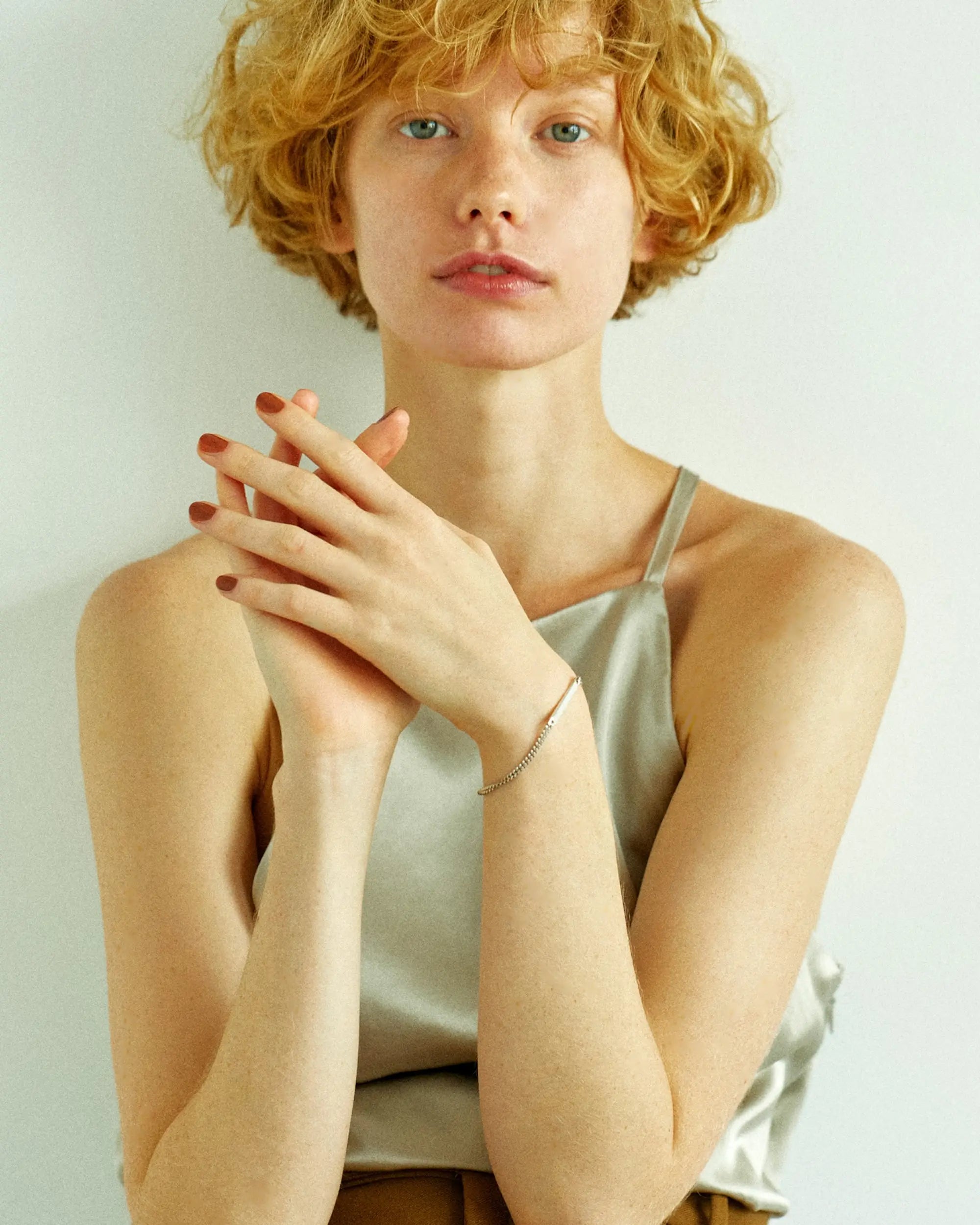 プレートチェーンブレスレット シルバー 着用 | シンプルなシャツスタイルを格上げする洗練されたデザイン