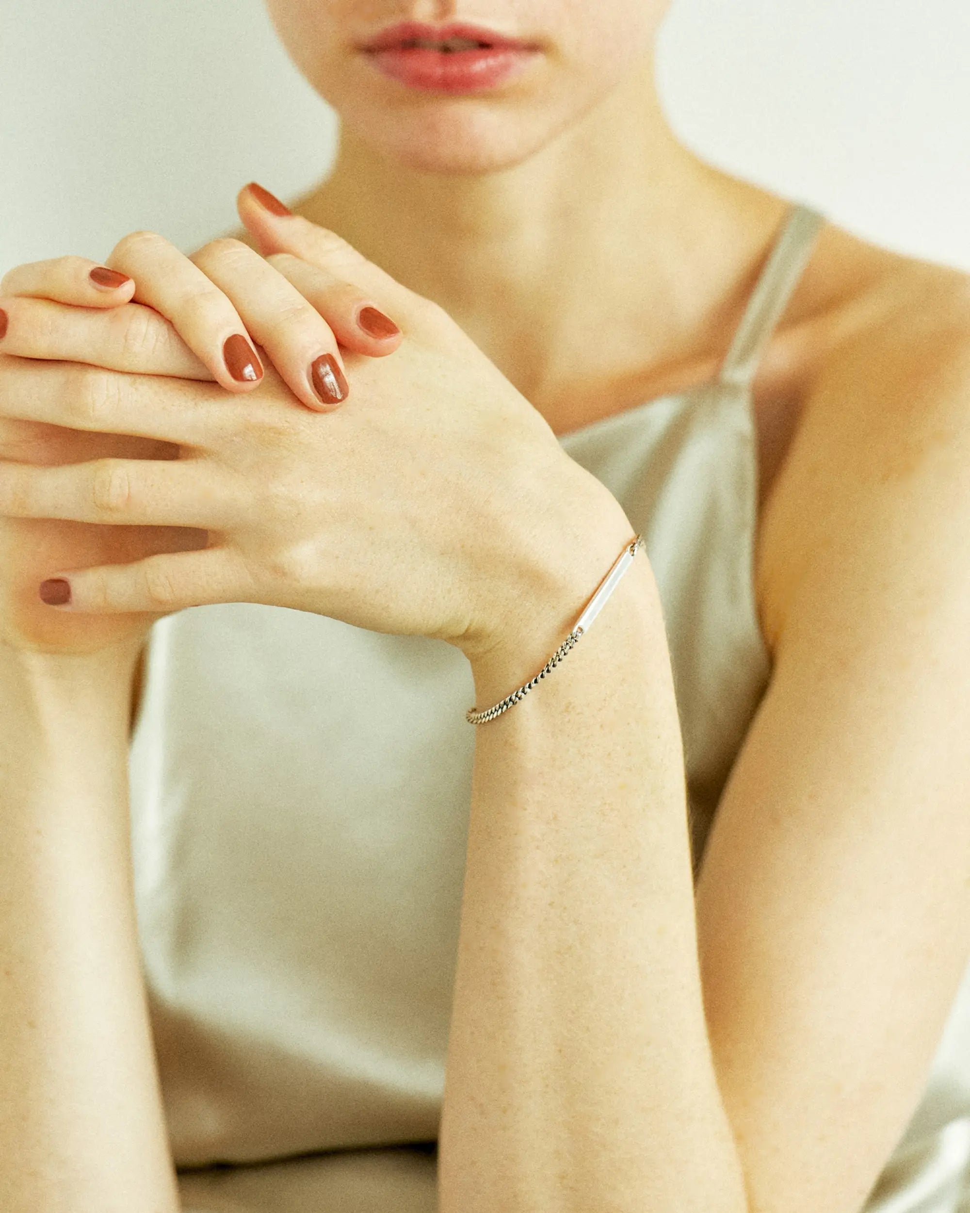 プレートチェーンブレスレット シルバー アップ | フラットな鏡面プレートが手元の動きに合わせて光を反射