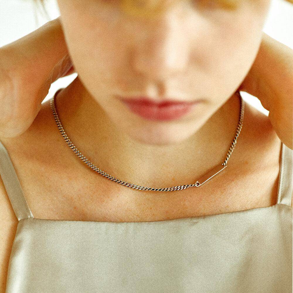 プレートチェーンネックレス 着用 | 肌に溶け込むような繊細な輝きを放つフラットプレート