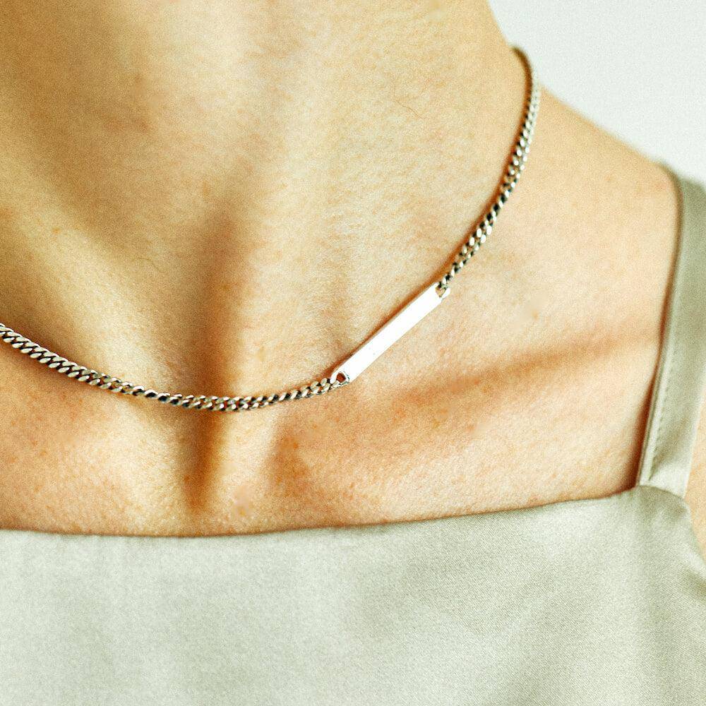 プレートチェーンネックレス アップ | シンプルな装いに洗練さをプラスする鏡面仕上げのアクセント