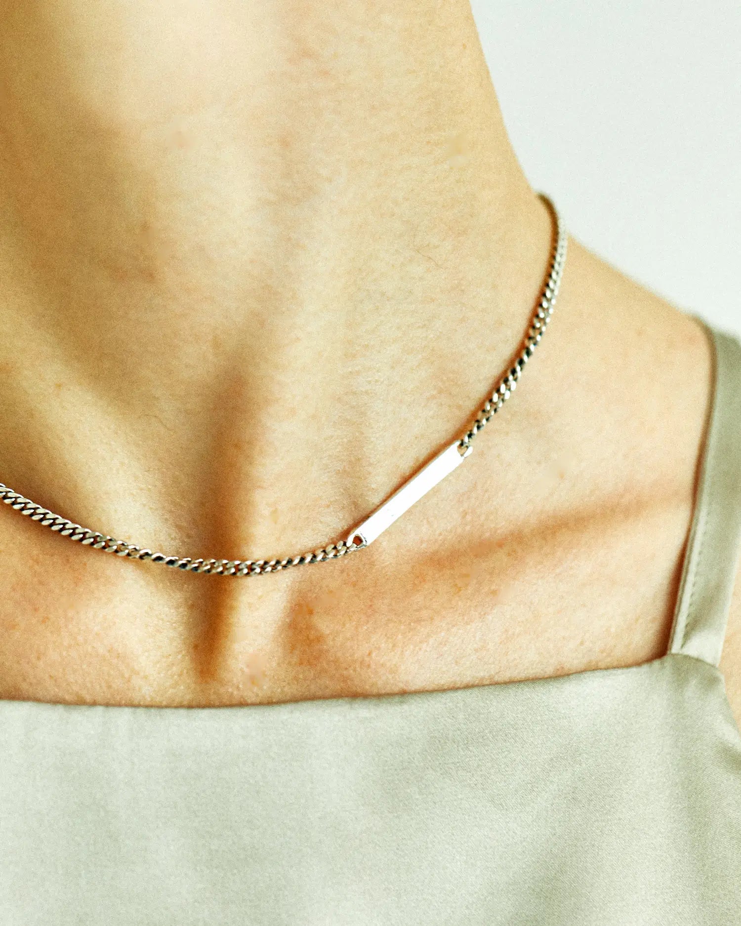 プレートチェーンネックレス(シルバー925)着用アップ - アシンメトリーなアクセントになる鏡面仕上げのプレート