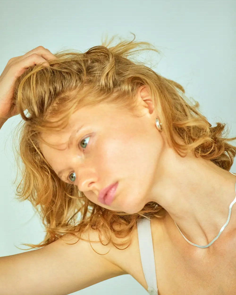 シルバー925製プランプフープピアスを着用したモデル。ボリューム感がありながら片耳約2.0gと驚くほど軽く、1日中疲れない着け心地。