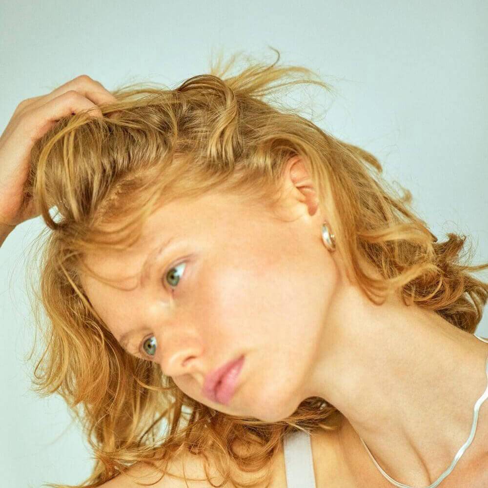 プランプフープピアス シルバー 着用 | 軽やかな着け心地でデイリーに使えるスタッドピアス