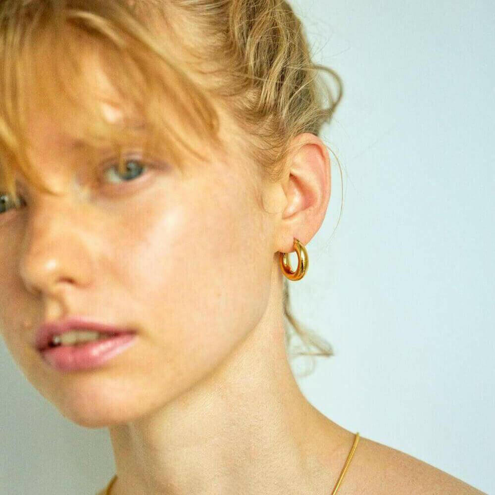 プランプフープピアス ゴールド 着用画像 | 肌に馴染む18Kコーティングのふっくらとしたゴールドフープ