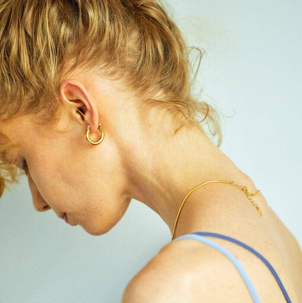 プランプフープピアス ゴールド 着用 | どの角度から見ても美しい立体的なラウンドフォルム