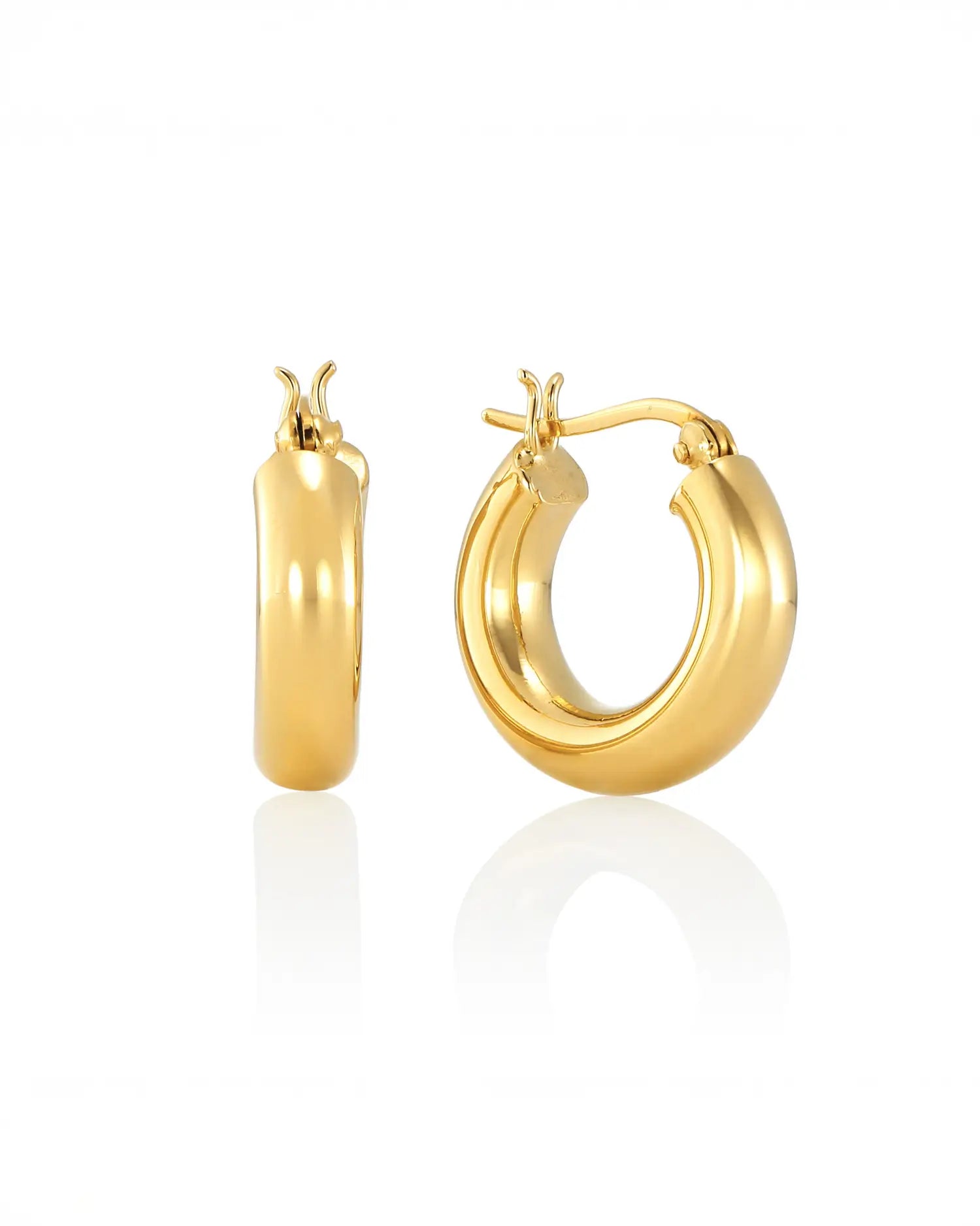 プランプフープピアス(ゴールド)の正面白背景画像。光を美しく反射する艶やかな地金と、色褪せない厚みのある18Kコーティング。