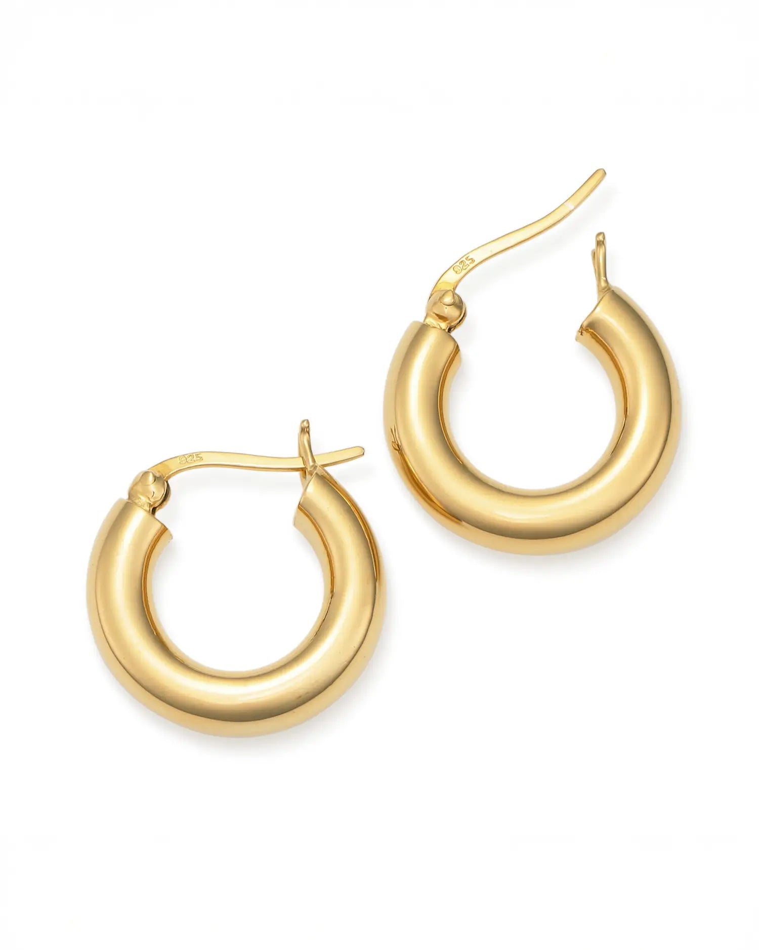 プランプフープピアス(ゴールド)の斜め置き白背景画像。ブランド設立時から人気を集めるタイムレスなデザインの大ぶりピアス。