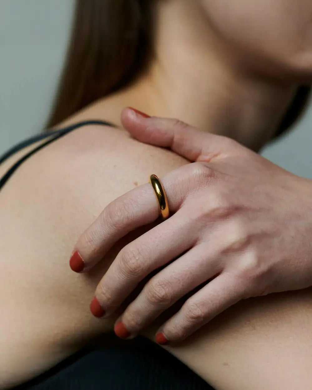 人差し指に着用したシルバー925製プランプリング|手元にアクセントを添えるミニマルな大ぶりリング