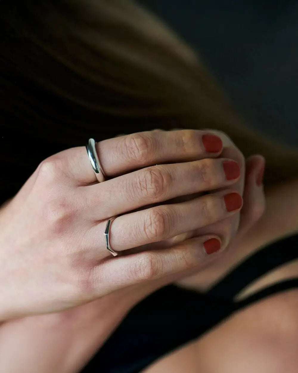 プランプリングのサイドビュー|光を美しく反射する滑らかな曲線とシルバー925の上質な光沢感