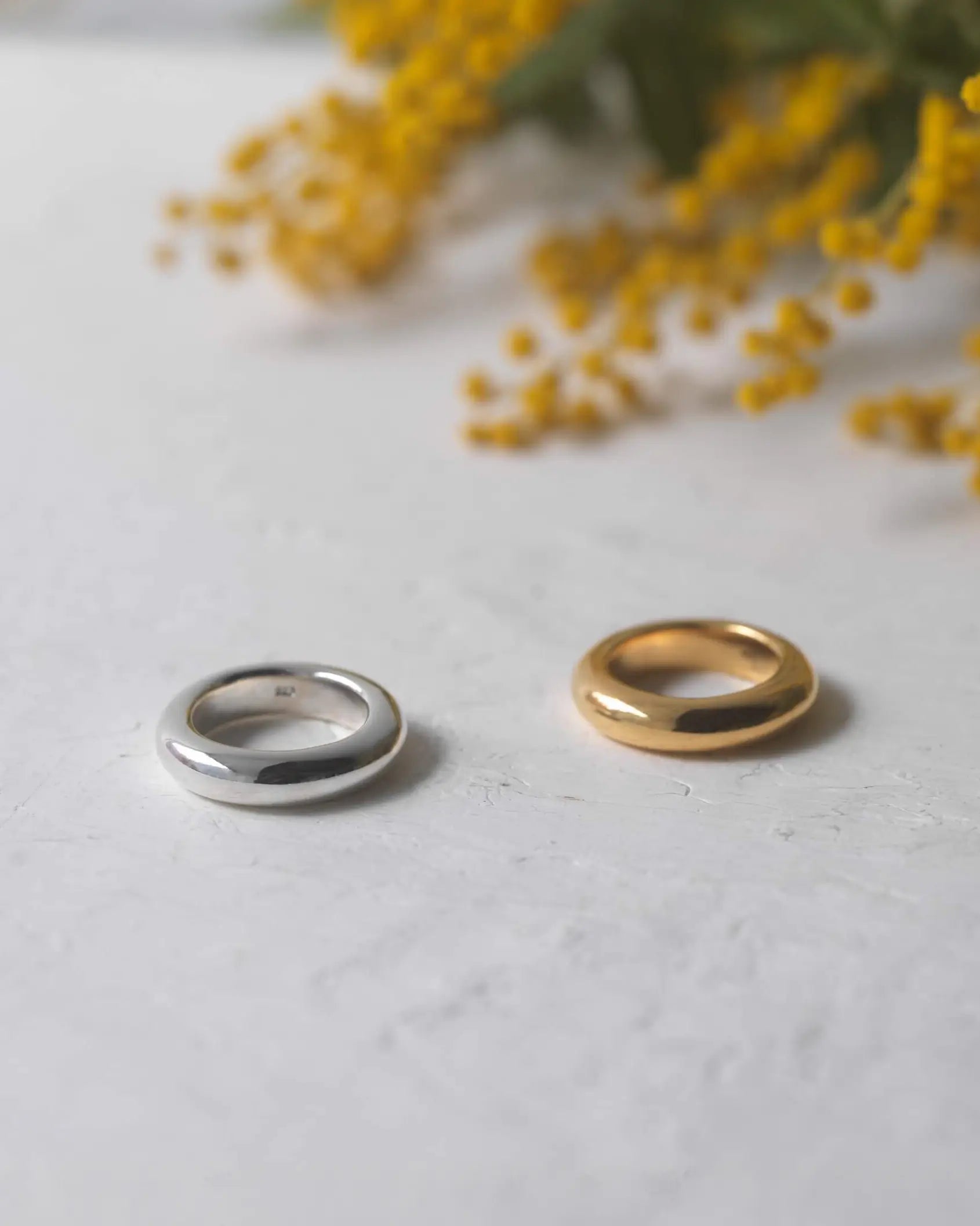 Aletta Jewelry プランプリングの質感|Silver 925の品質と丁寧に磨き上げられた鏡面仕上げ