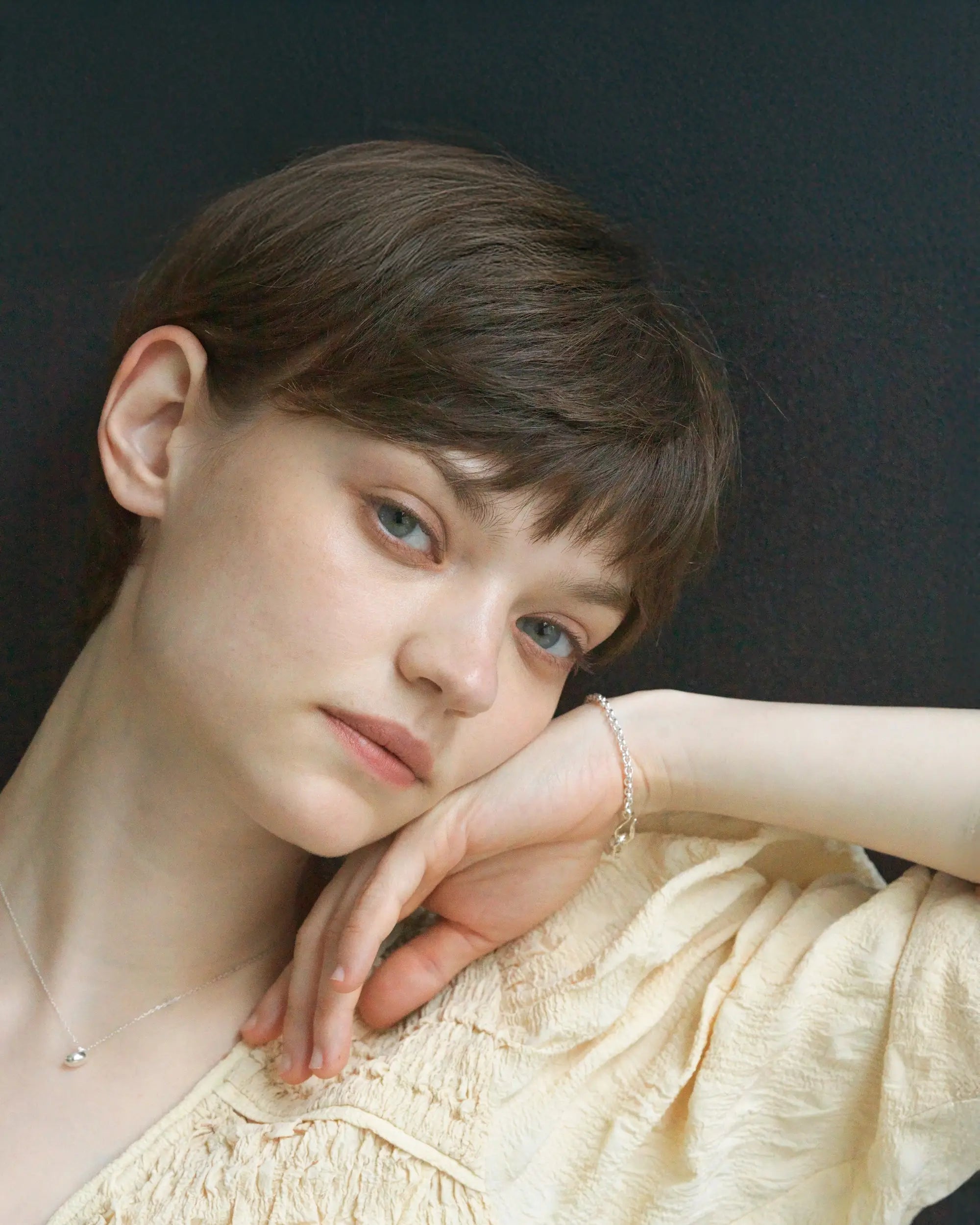 リカランスチェーンブレスレット 着用画像 | 手元の動きに合わせてしなやかに輝くシルバーブレスレット