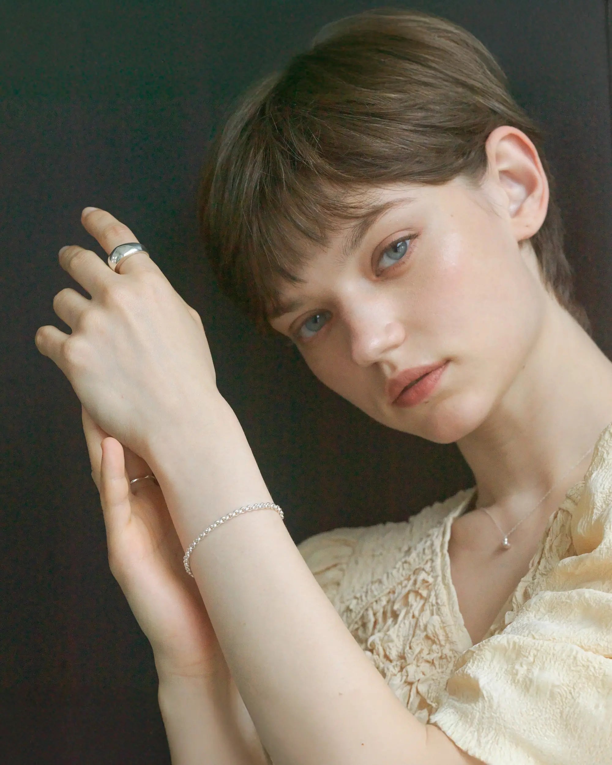 リカランスチェーンブレスレット コーディネート | ヴィンテージライクな雰囲気が魅力のボールチェーン