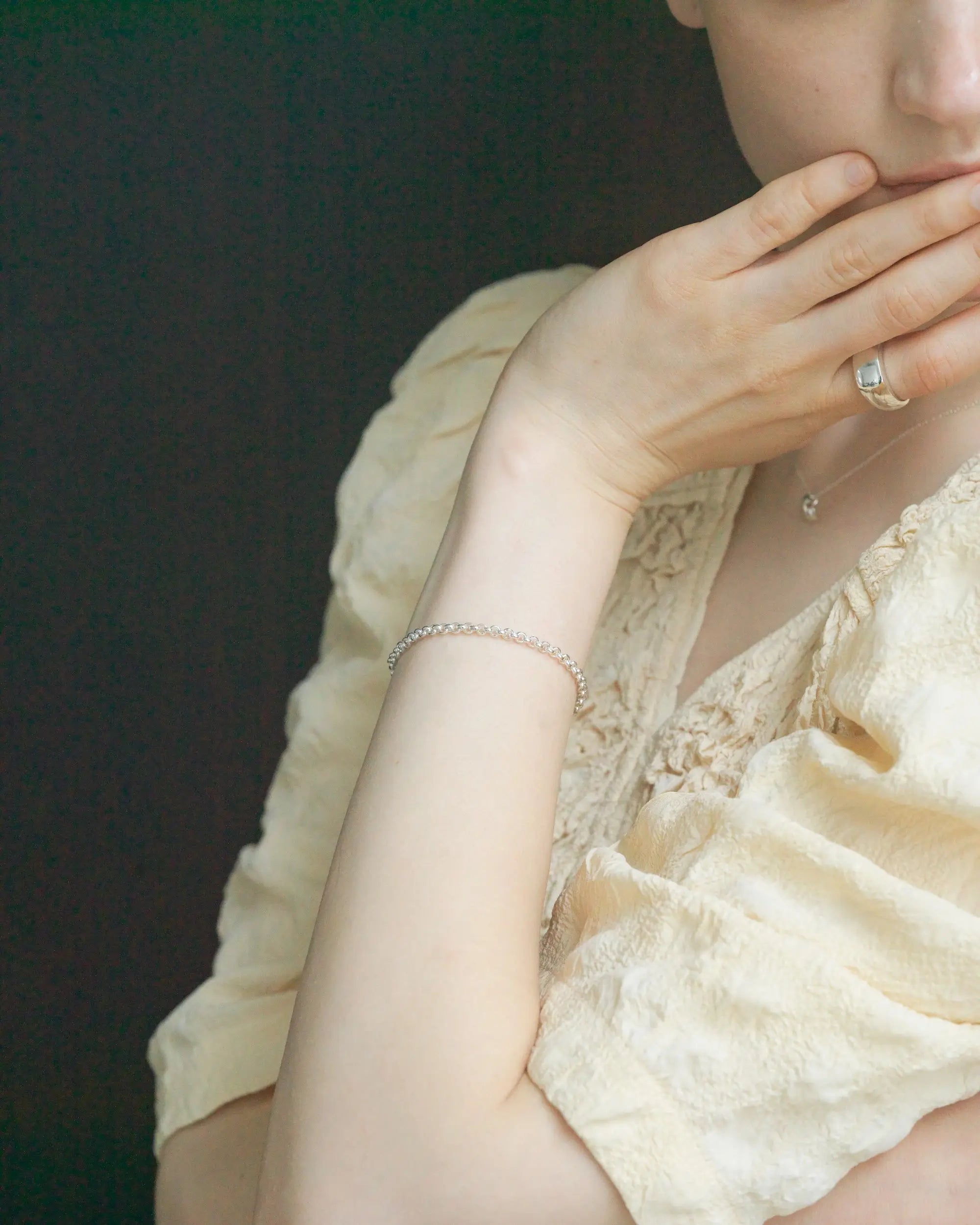 リカランスチェーンブレスレット シルバー アップ | 手首を華奢に見せる程よいボリューム感の丸玉デザイン