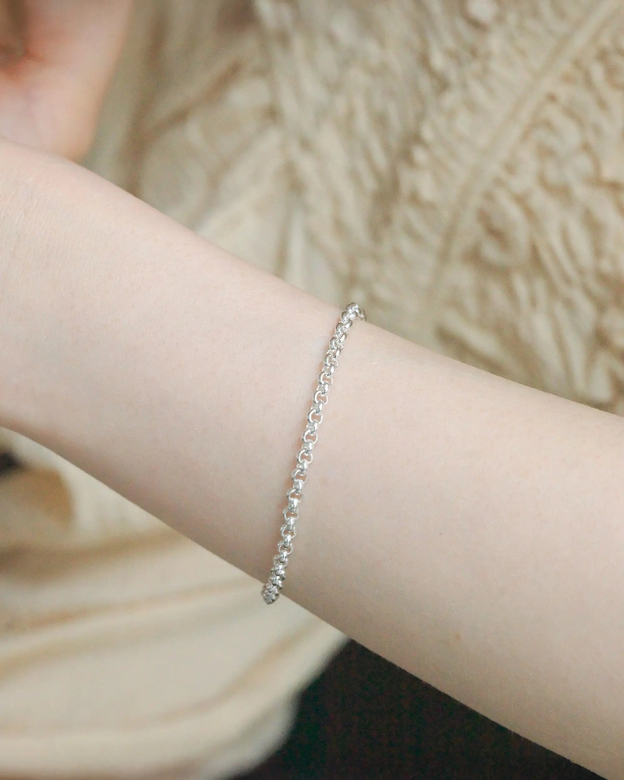 リカランスチェーンブレスレット 着用 | シンプルなトップスに映える上品なシルバー925アクセ