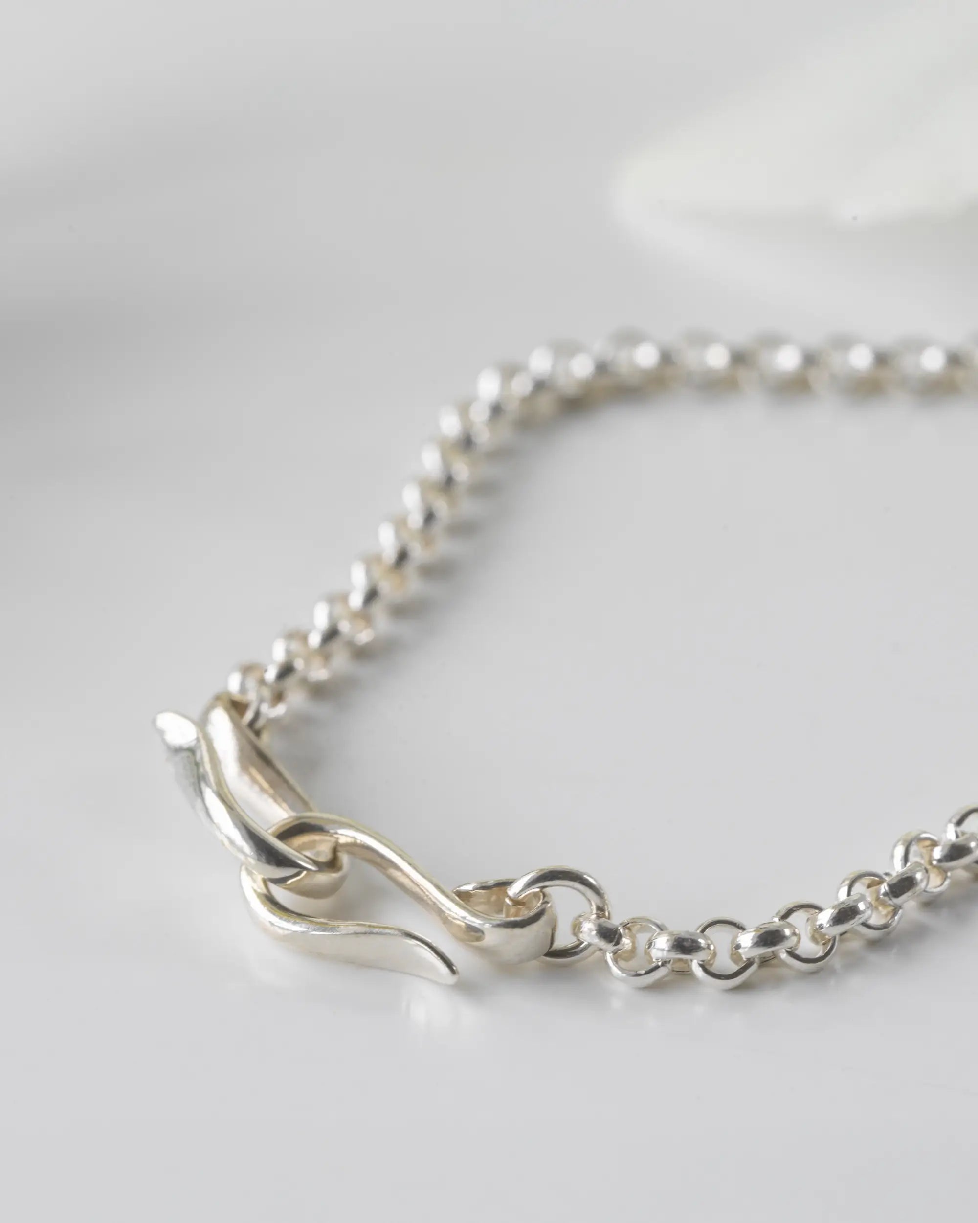 リカランスチェーンブレスレット 留め具 | デザイン性の高いフックパーツとスターリングシルバーの刻印