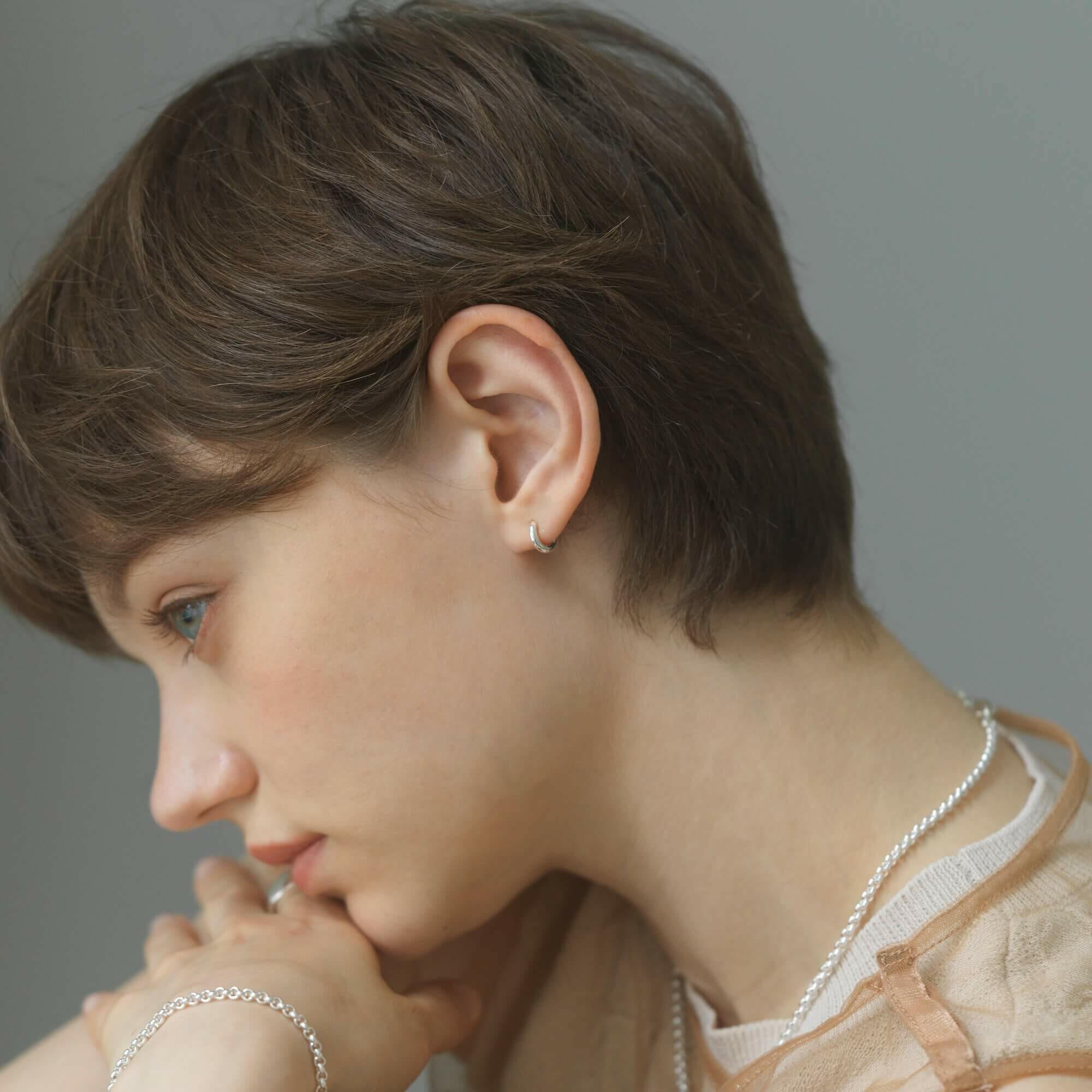 リカランスチェーンネックレス シルバー925 着用画像 | シンプルながら存在感のある円形チェーンデザイン