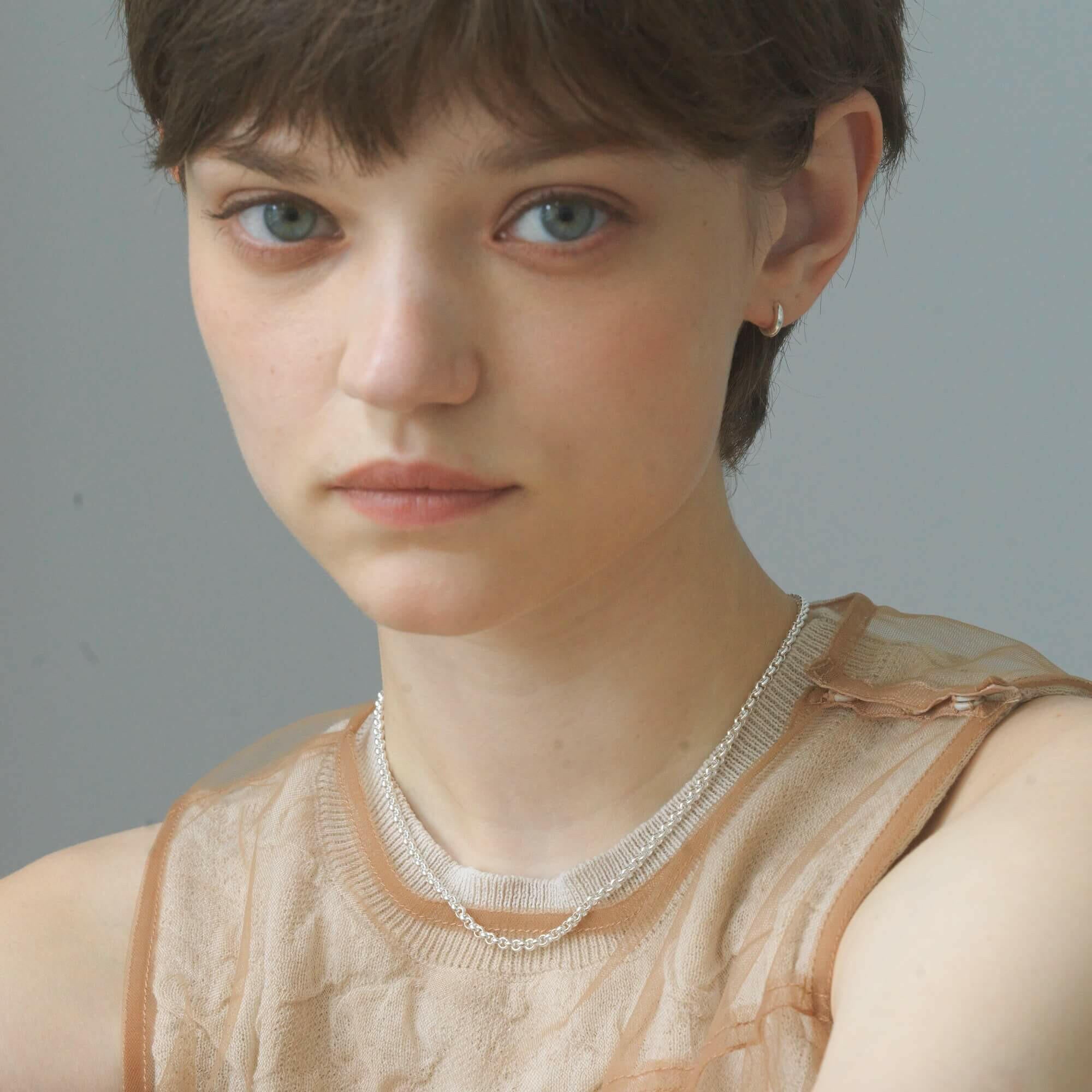 リカランスチェーンネックレス シルバー 着用 | カジュアルなニットにも合うタイムレスなシルバーアクセ