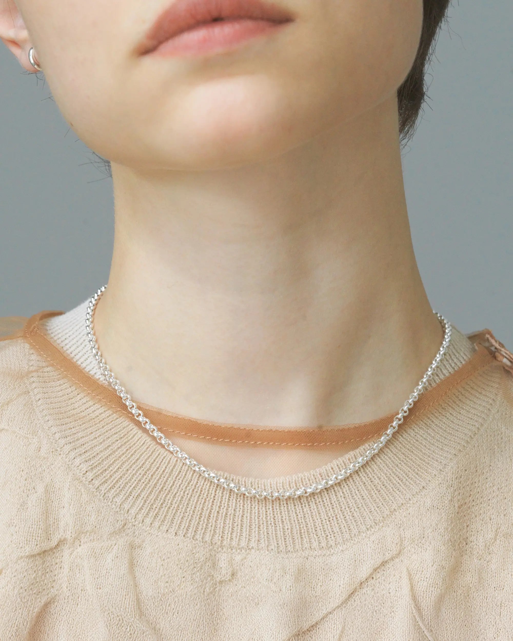 リカランスチェーンネックレス(シルバー)首元着用アップ - 1本で静かな存在感を放つ程よいボリューム感