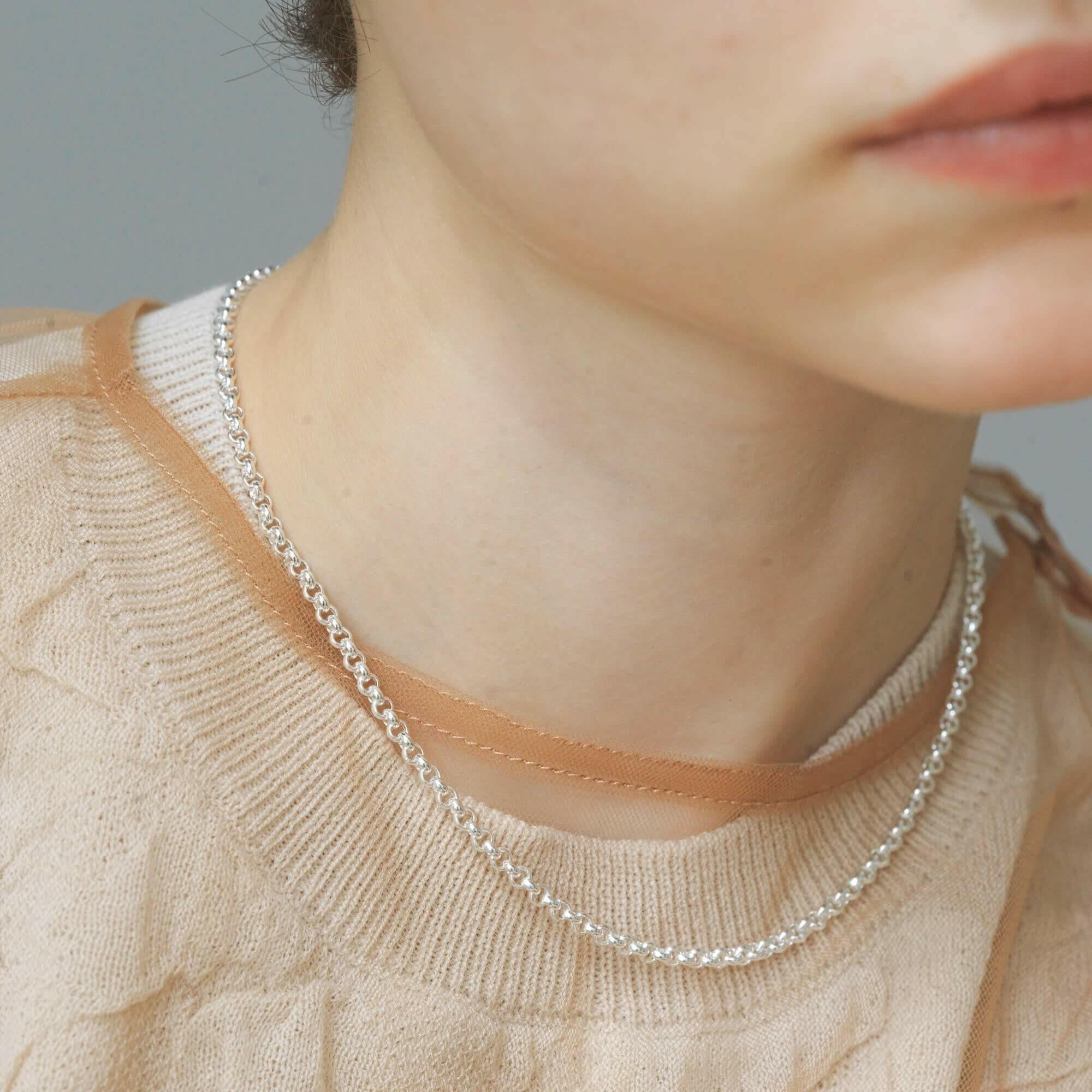 リカランスチェーンネックレス コーディネート | 重ね付けのベースとしても優秀な万能チェーンネックレス