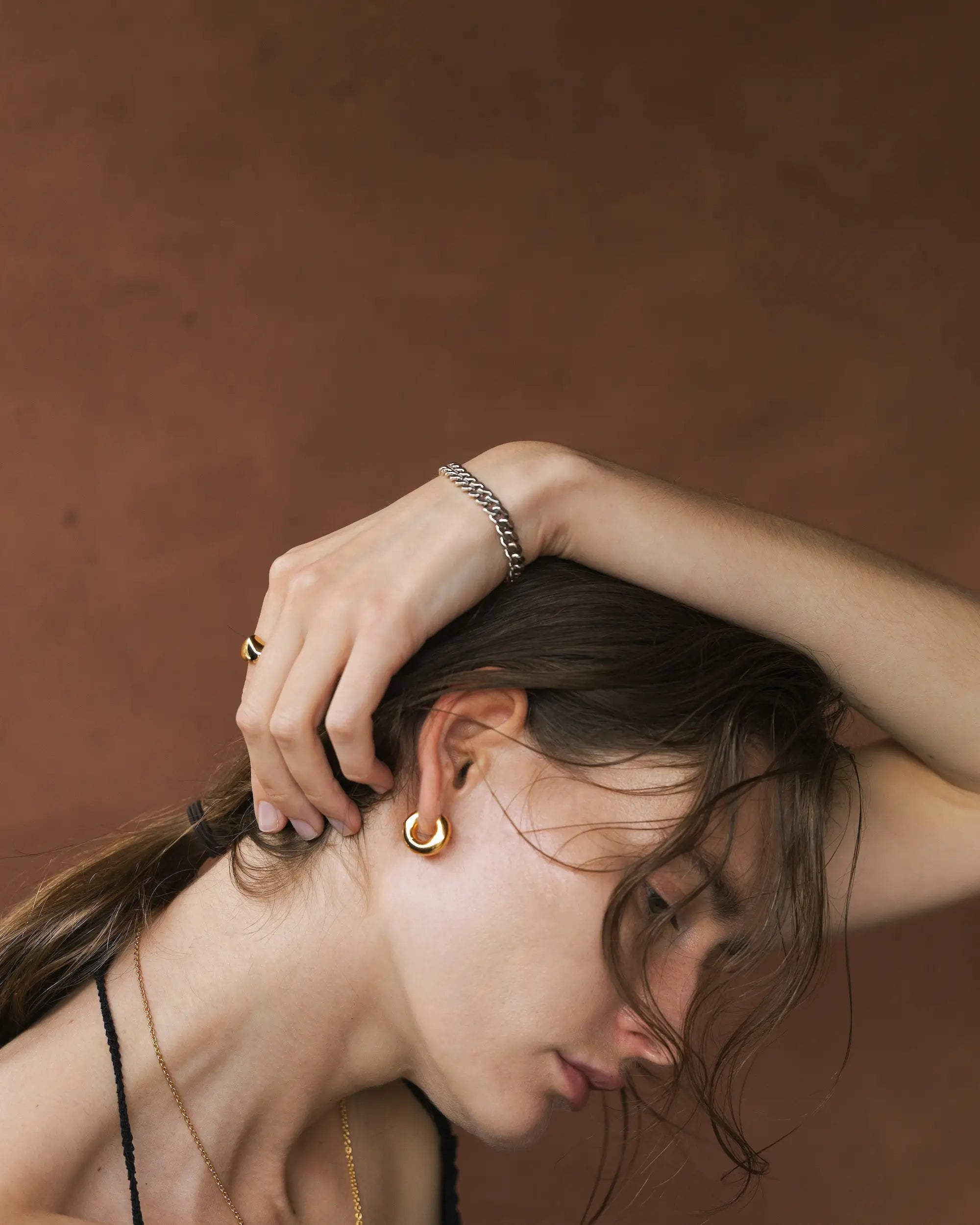 リアムチェーンブレスレット シルバー925 着用画像 | 手元に重厚感を与えるフラットな喜平チェーン