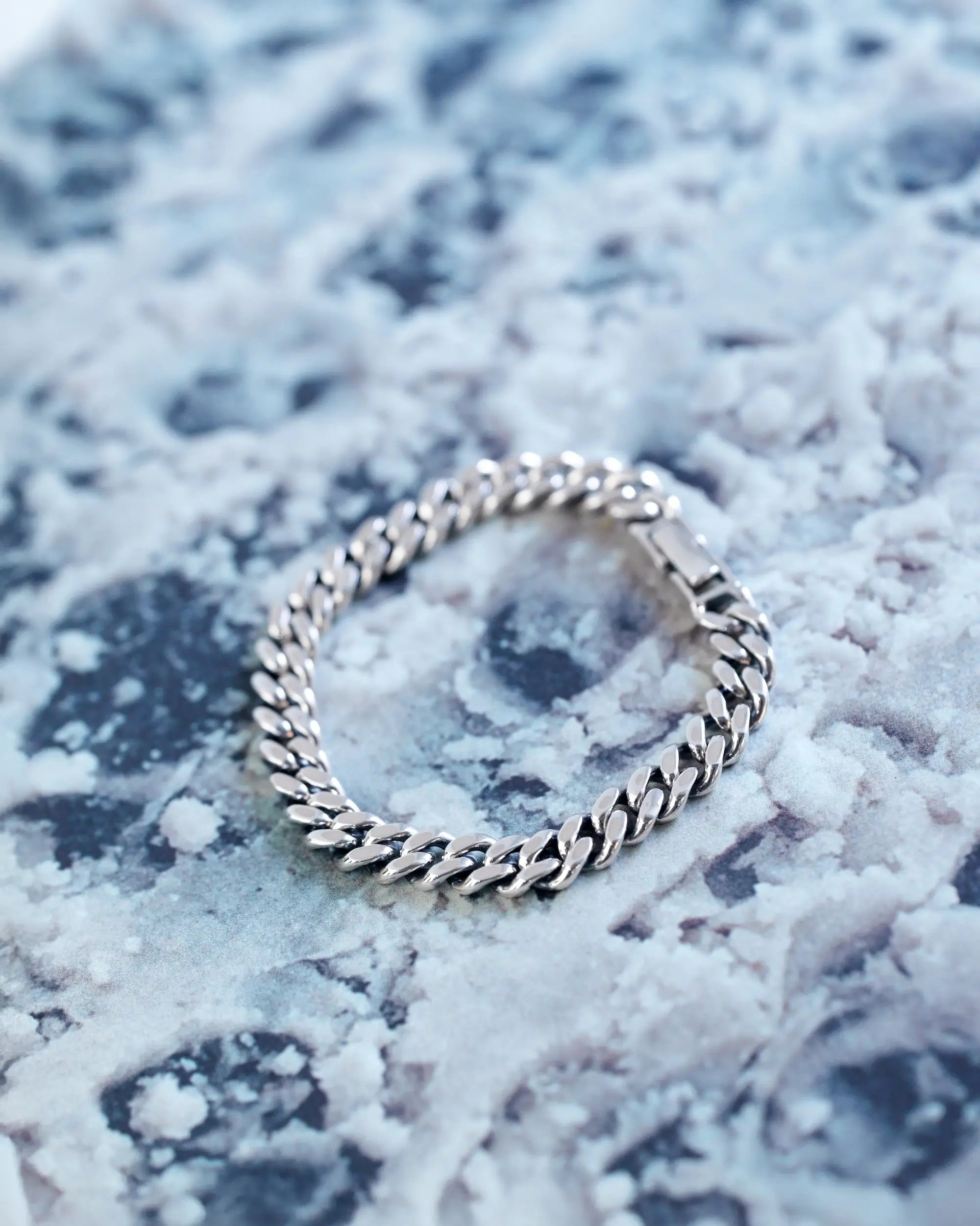 リアムチェーンブレスレット 留め具 | チェーンと一体化した継ぎ目のないシームレスなデザイン