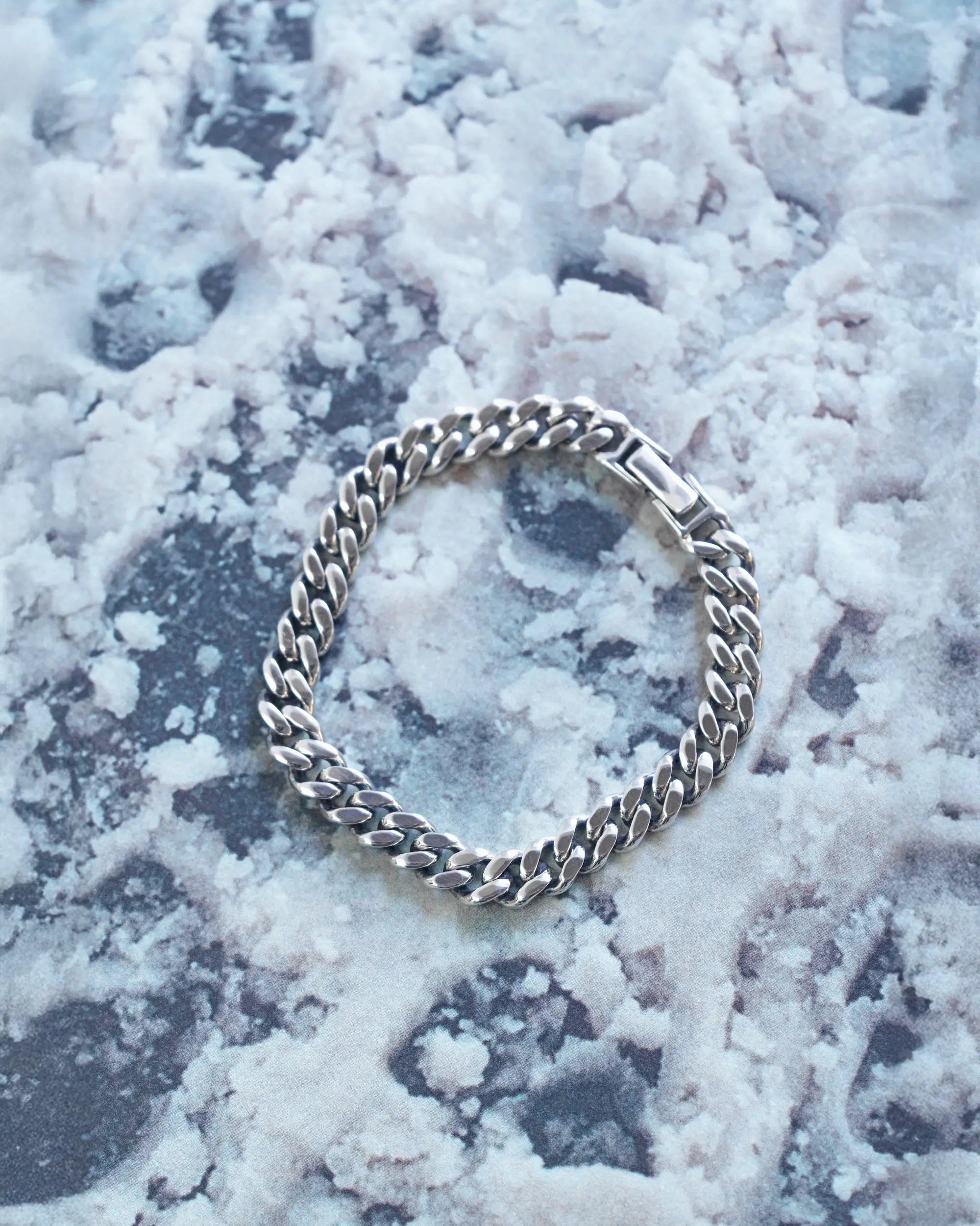 リアムチェーンブレスレット シルバー 置き画 | フラットに面取りされた喜平チェーンの全体像