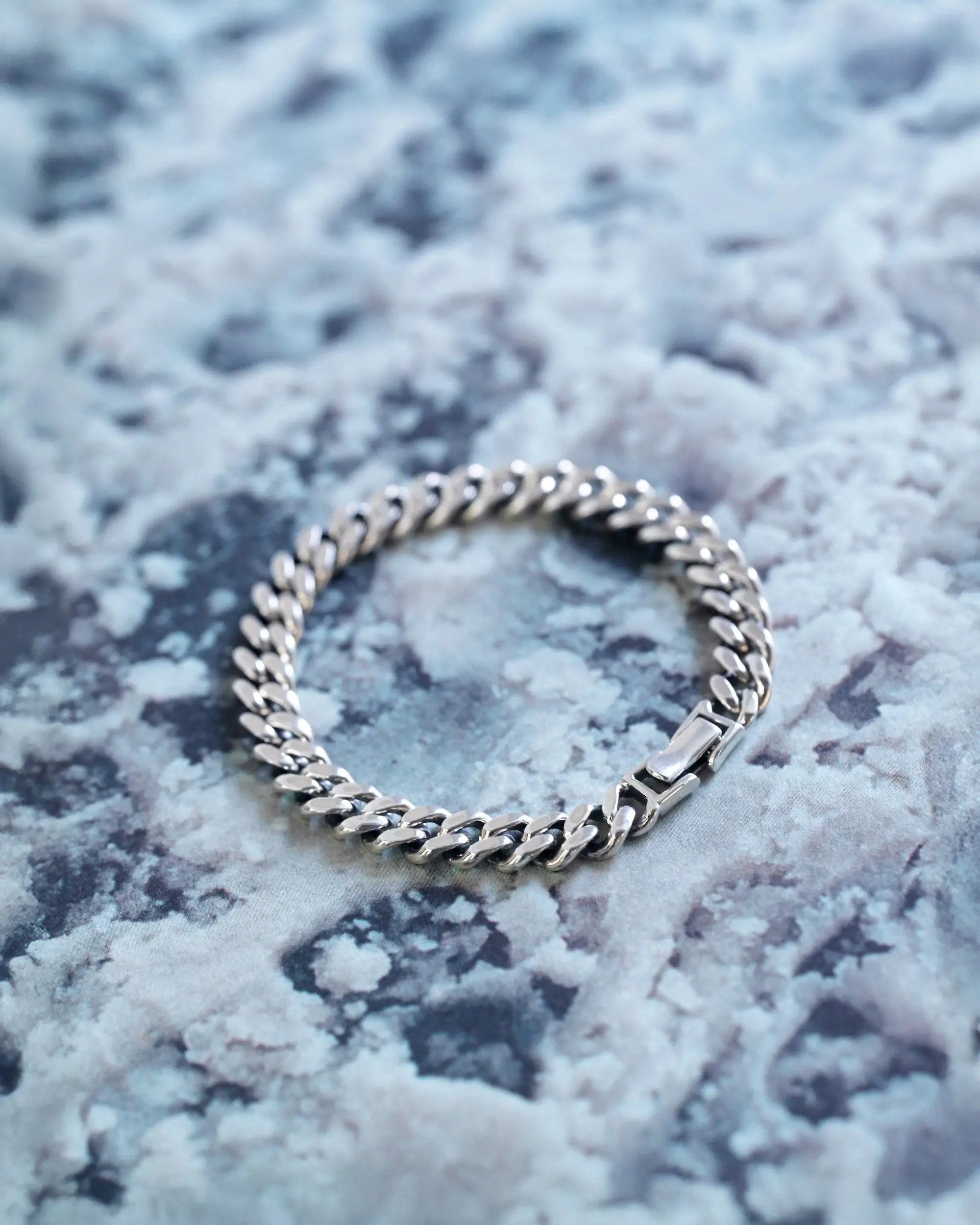 リアムチェーンブレスレット 全体 | ジェンダーレスに楽しめるミニマルで構築的なフォルム